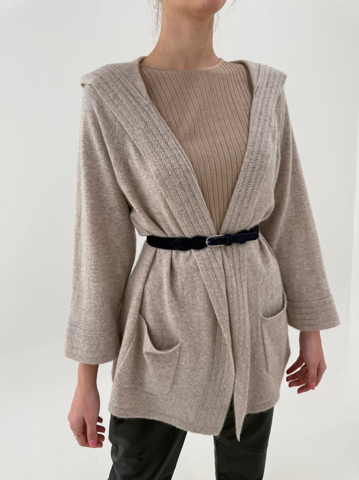 Cardigan nude cu glugă din cașmir în croi lung cu mânecă reglabilă din manșetă