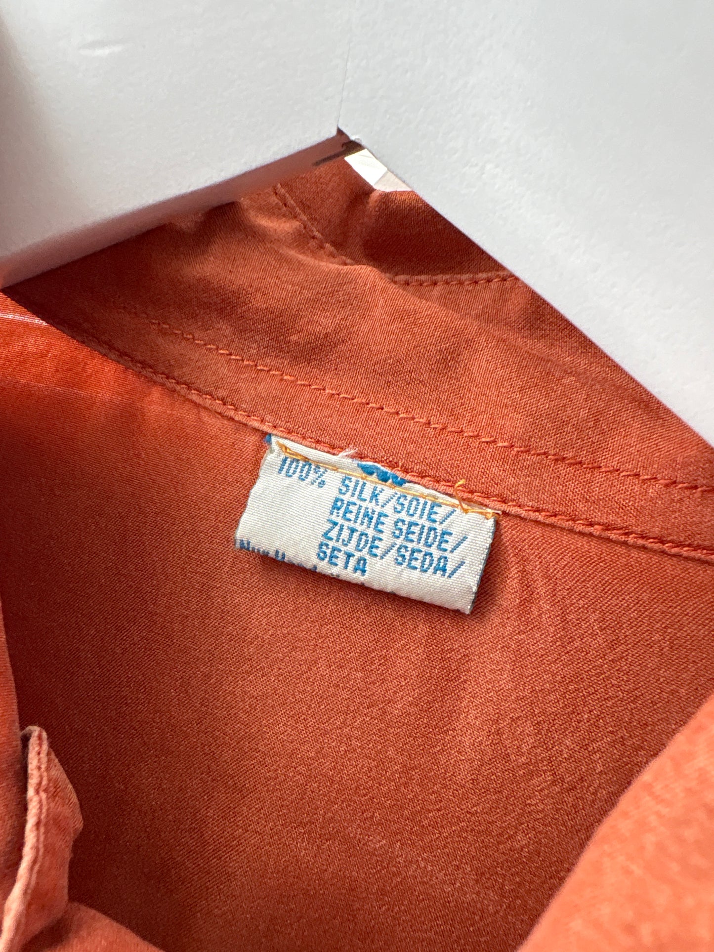 Cămașa rust orange din mătase naturală în croi retro modern