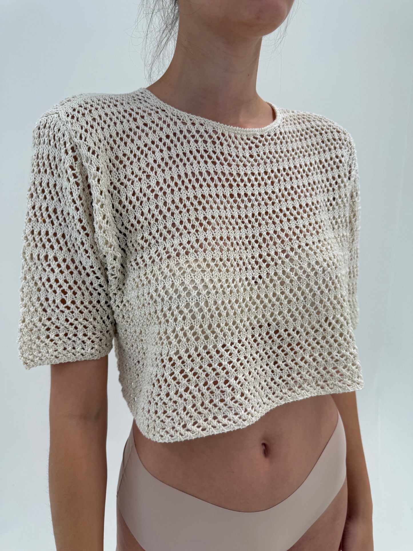 Top cropped din bumbac macrame dantelat sand nude