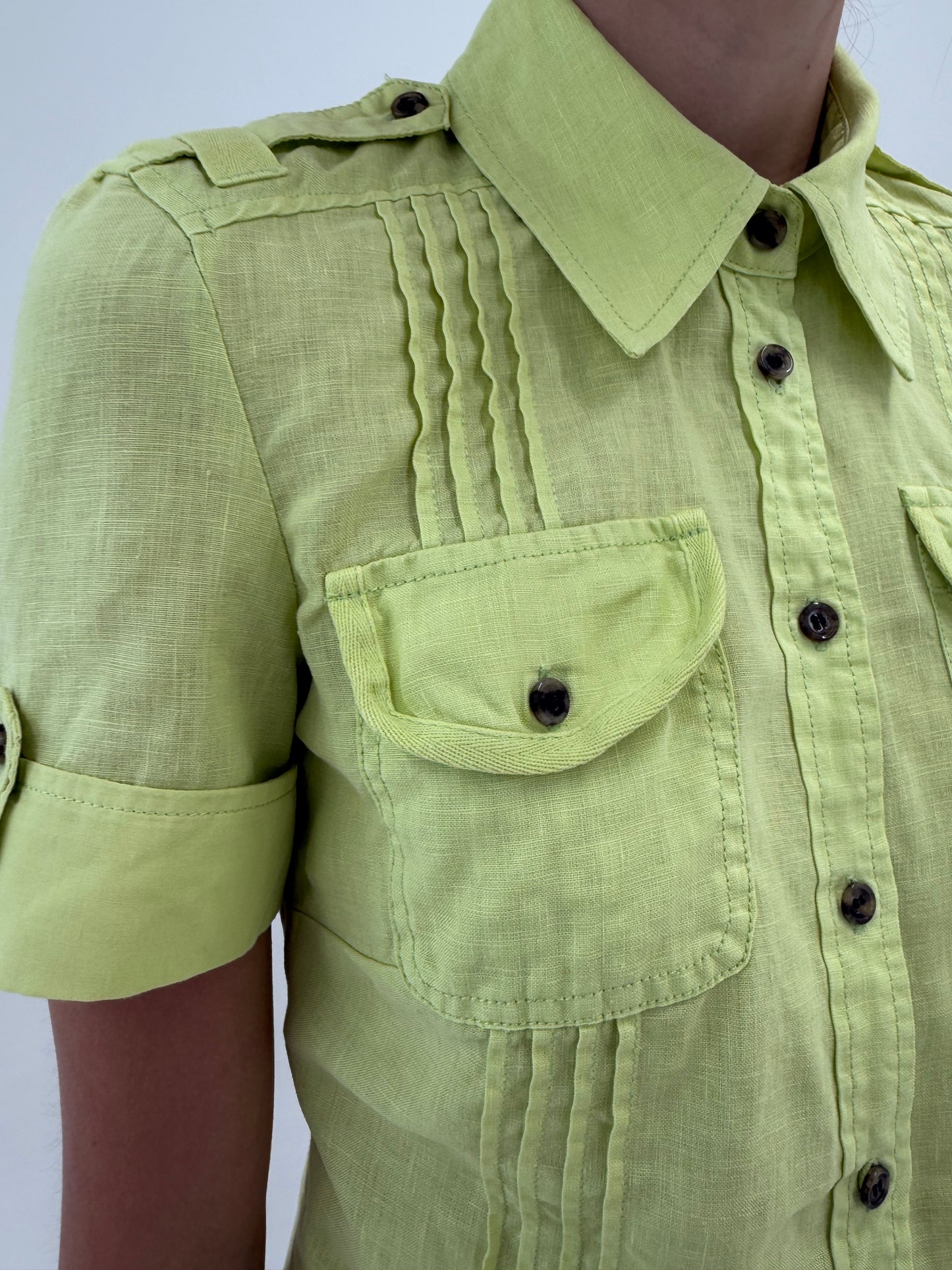 Cămașa light neon green cu influențe soft army super în trend din in premium