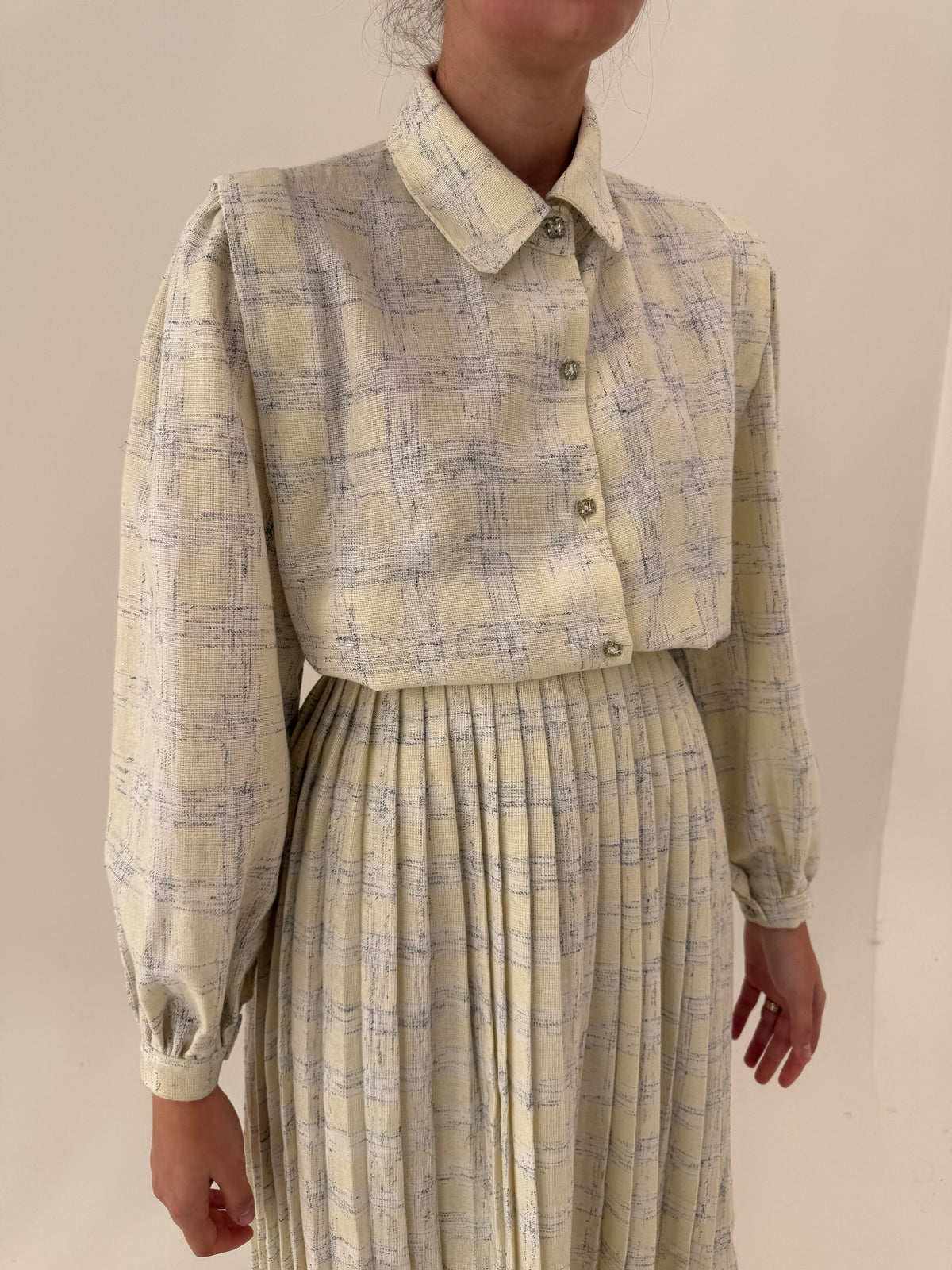 Deux piece din lana extrafina cu fustă plisată midi și cămașă în croi retro modern