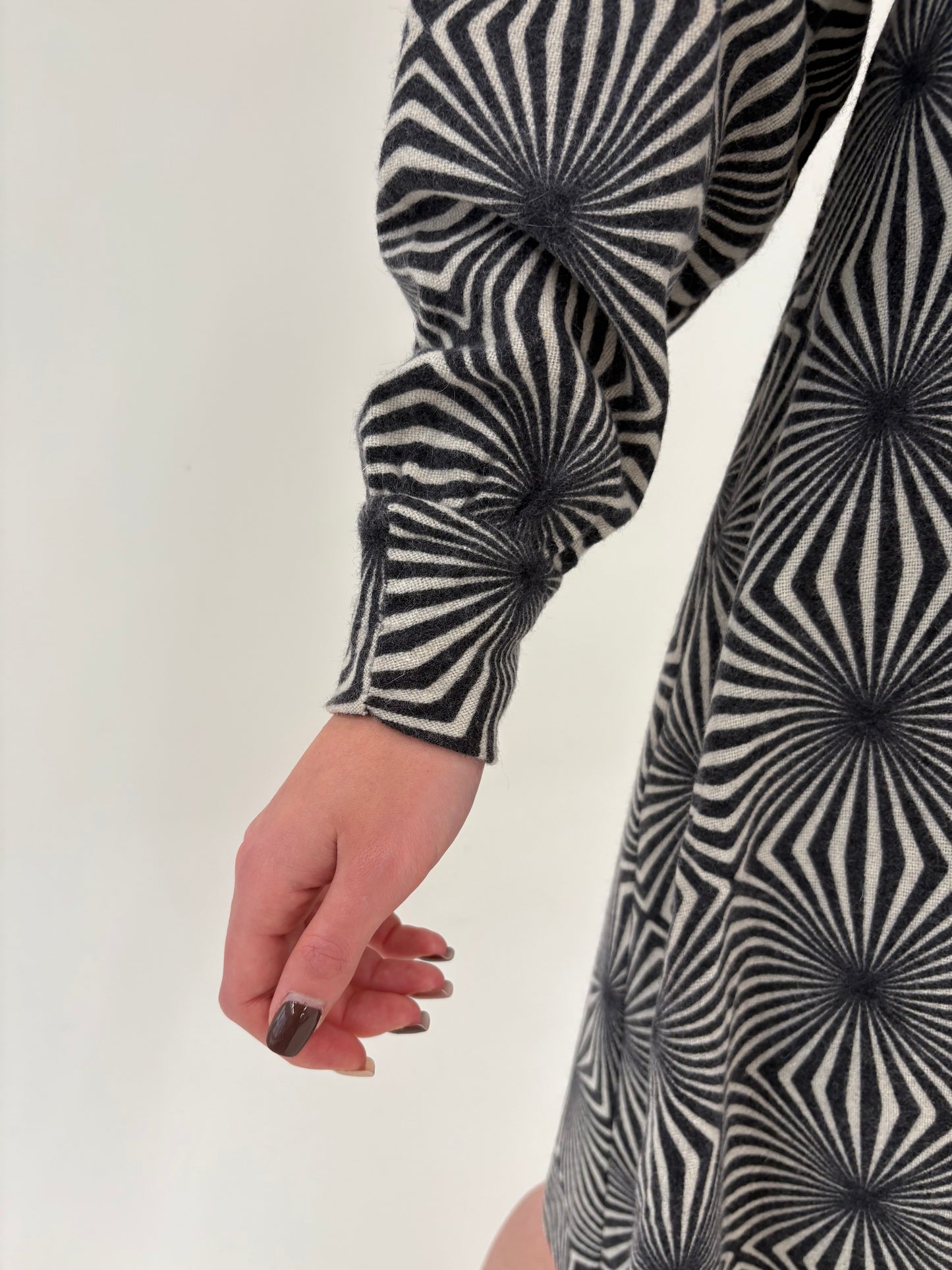 Rochie vintage cu print geometric alb-negru din lana extrafina și talie marcată