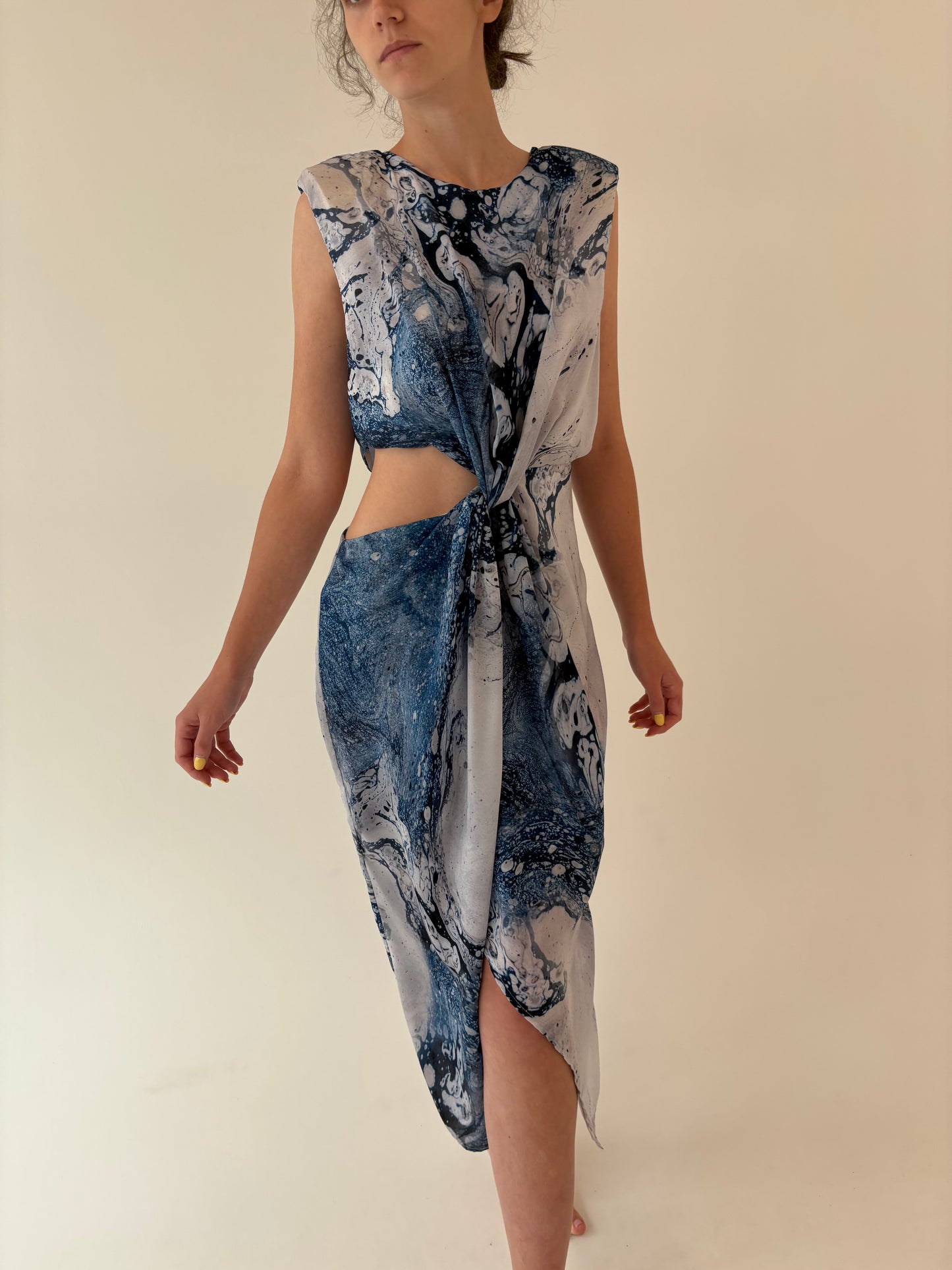 Rochie cu print superb în nuanțe de albastru cu decupaje chic