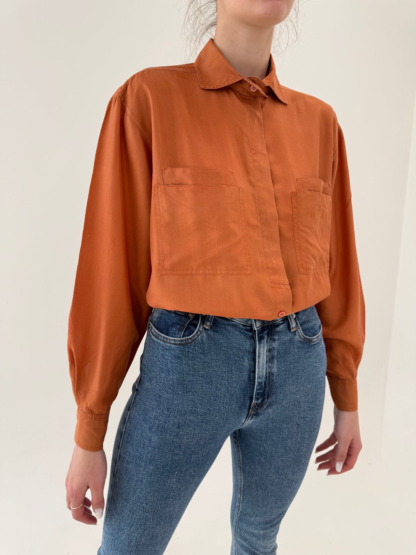 Cămașa rust orange din mătase naturală în croi retro modern
