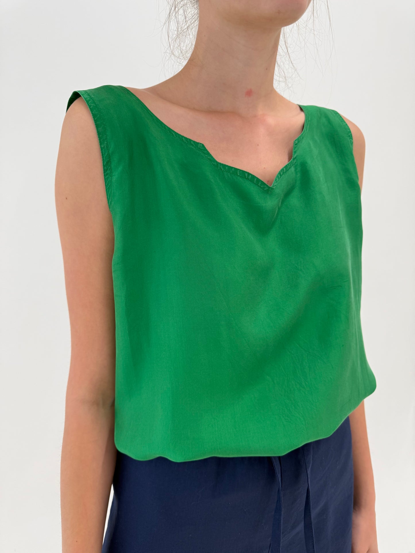 Top emerald green din mătase naturală în croi minimalist cu decolteu chic