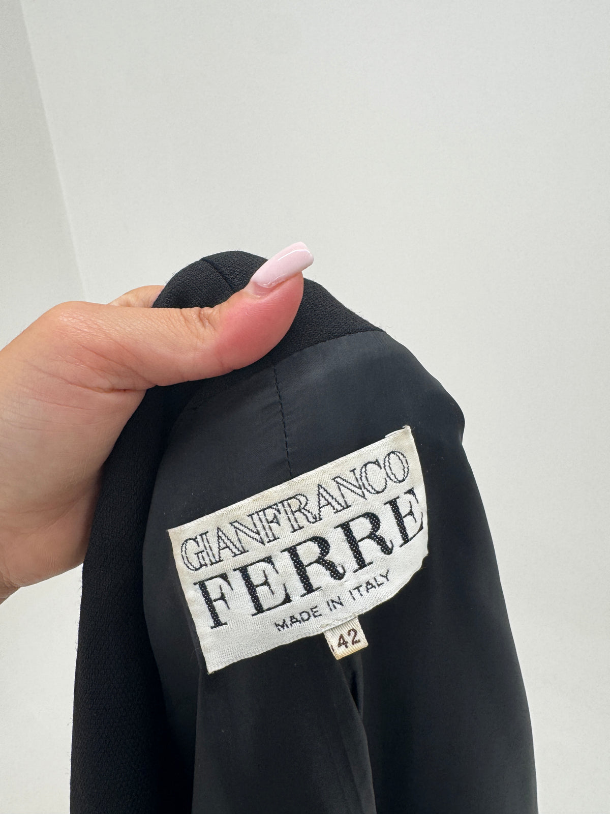 Sacou Gianfranco Ferre cambrat negru lung cu nasturi bijuterie și revere late din lana