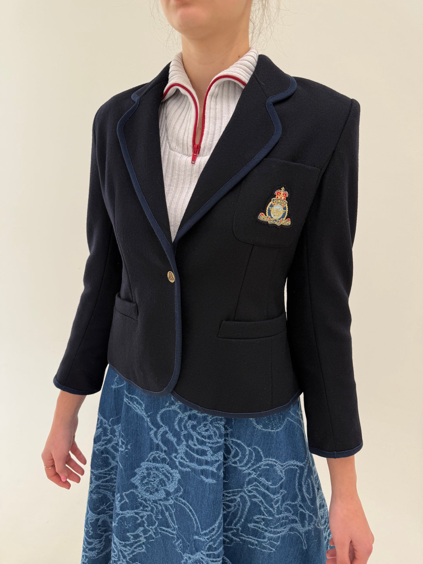 Sacou petite Armani preppy style cu paspoal și emblemă din lana extrafina