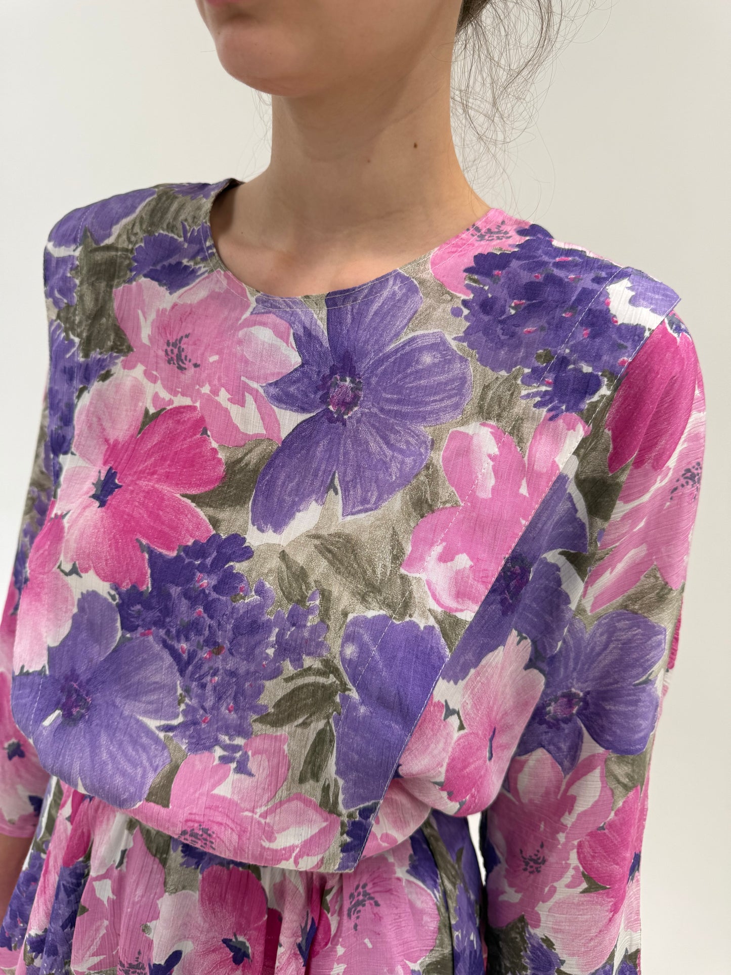 Rochie vintage cu print floral superb, talie elastică și mânecă fluture