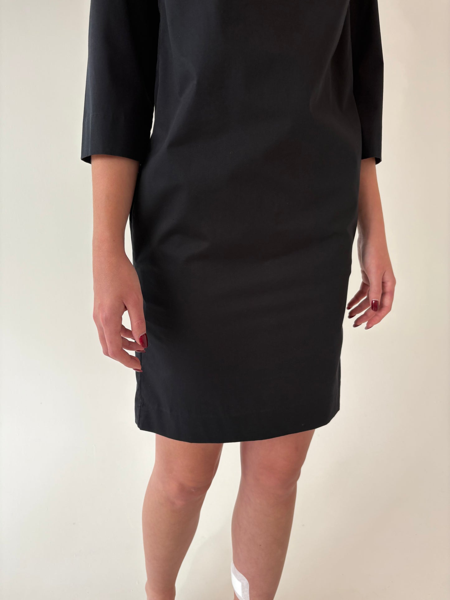 Rochie neagră Cos în croi minimalist cu fronsaj din poplin de bumbac