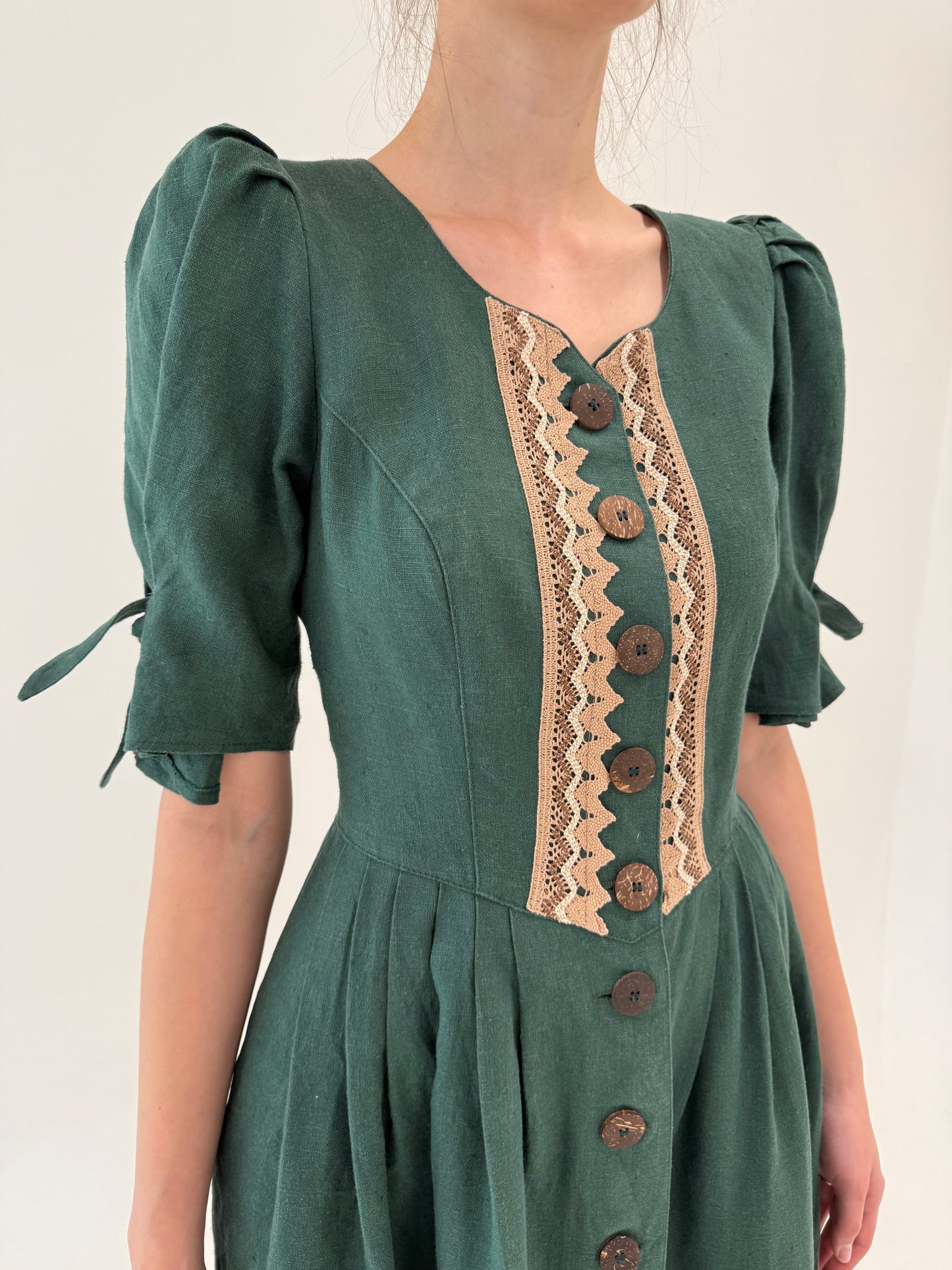 Rochie vintage cu corsaj din pânză grea de in forest green cu dantelă macrame