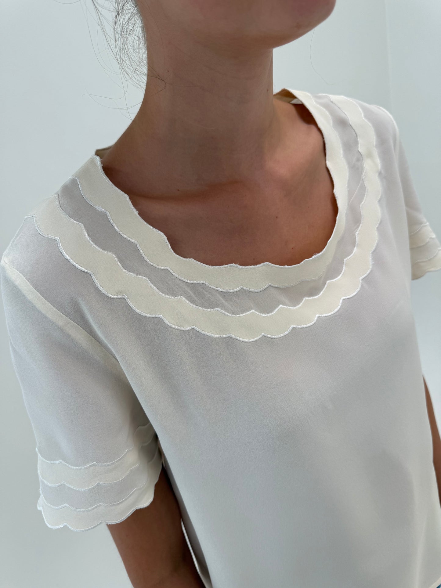 Top excepțional din mătase naturală cu detalii elaborate și broderie