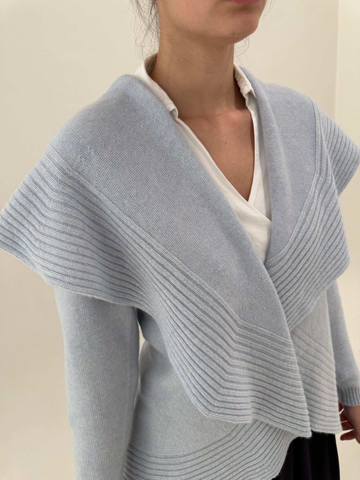 Cardigan baby Blue din cașmir cu guler supradimensionat în croi feminin