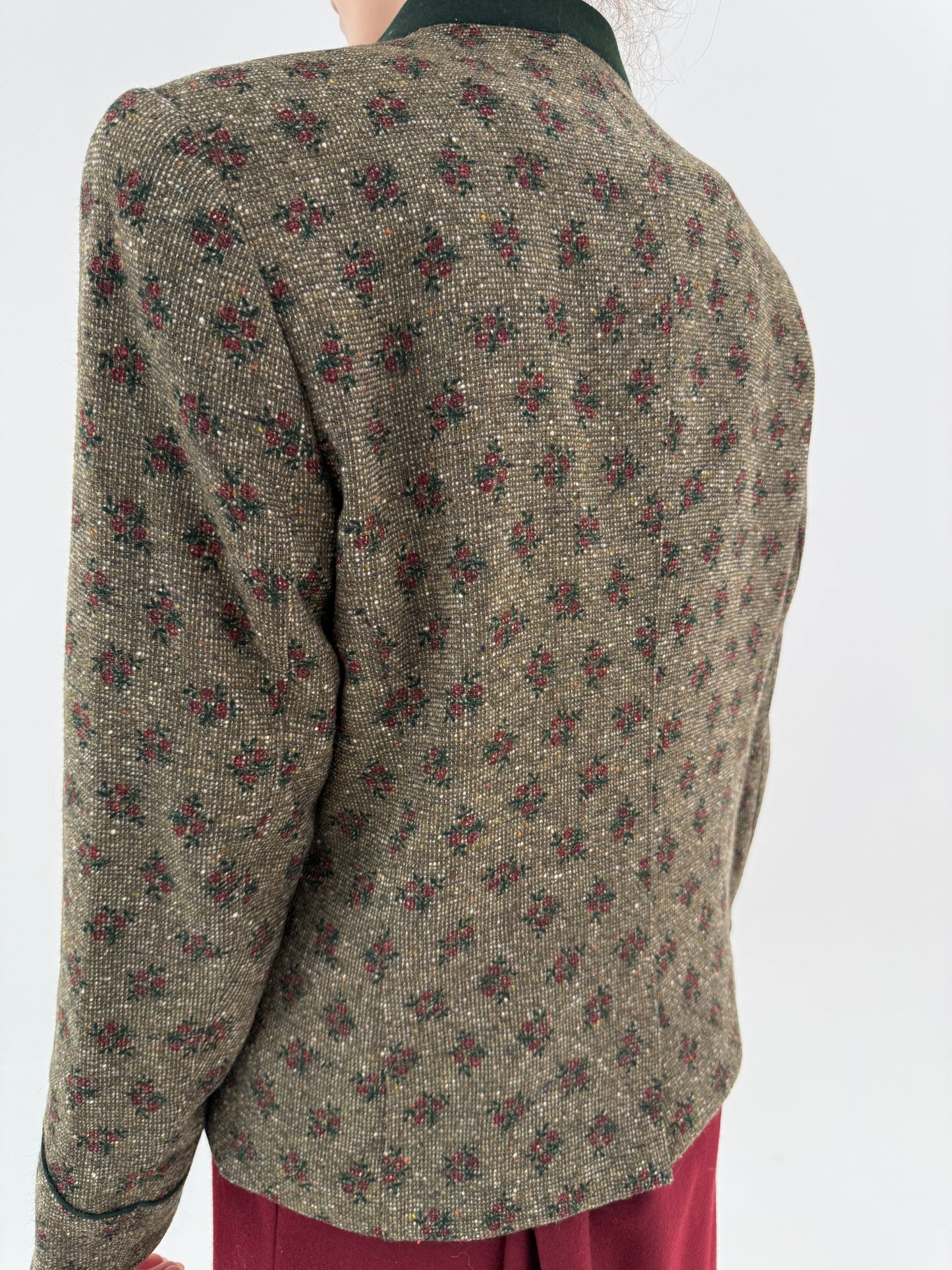 Sacou vintage ușor cambrat din tweed gros cu ținuta și print floral delicat