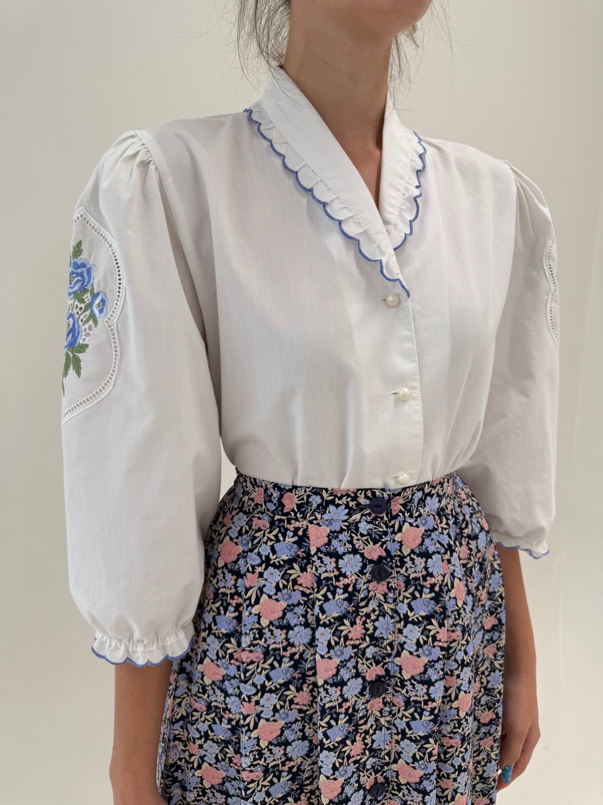 Cămașa vintage cu broderie superbă albastru regal și mâneci ușor bufante