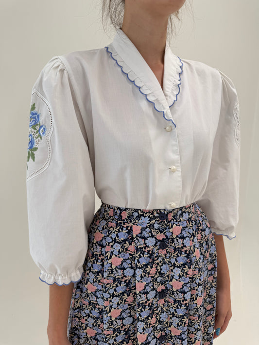 Cămașa vintage cu broderie superbă albastru regal și mâneci ușor bufante