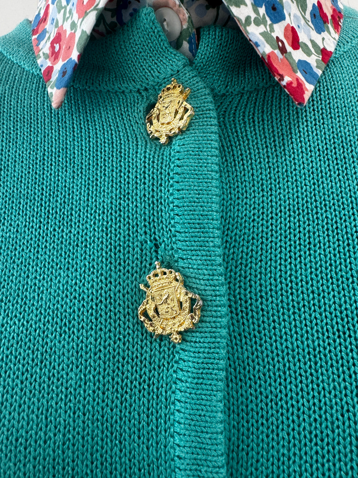 Cardigan lung aqua blue cu aplicații și nasturi metalici aurii bijuterie