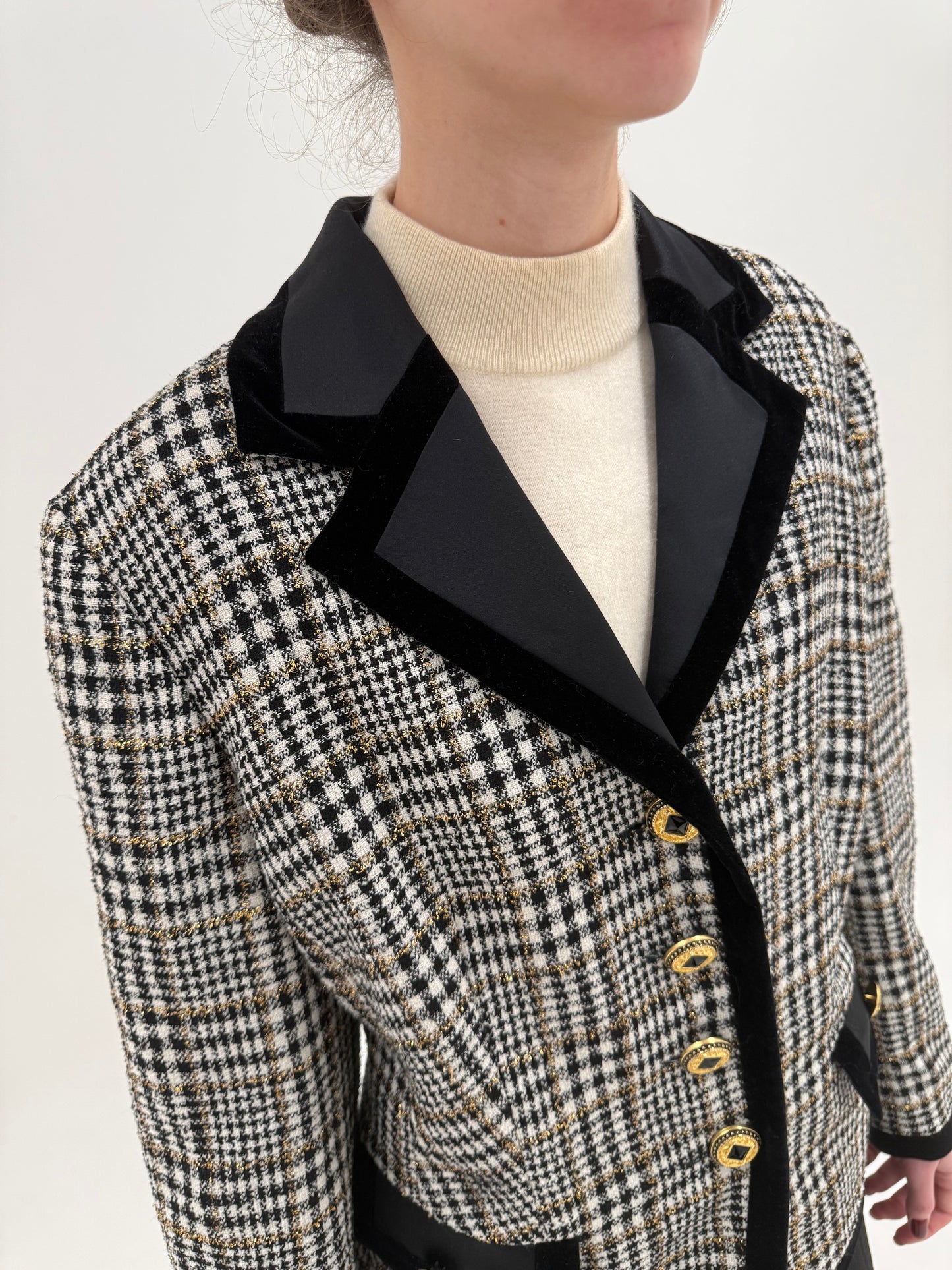 Sacou din tweed prețios de lana și alpaka cu inserții fine aurii în croi cambrat