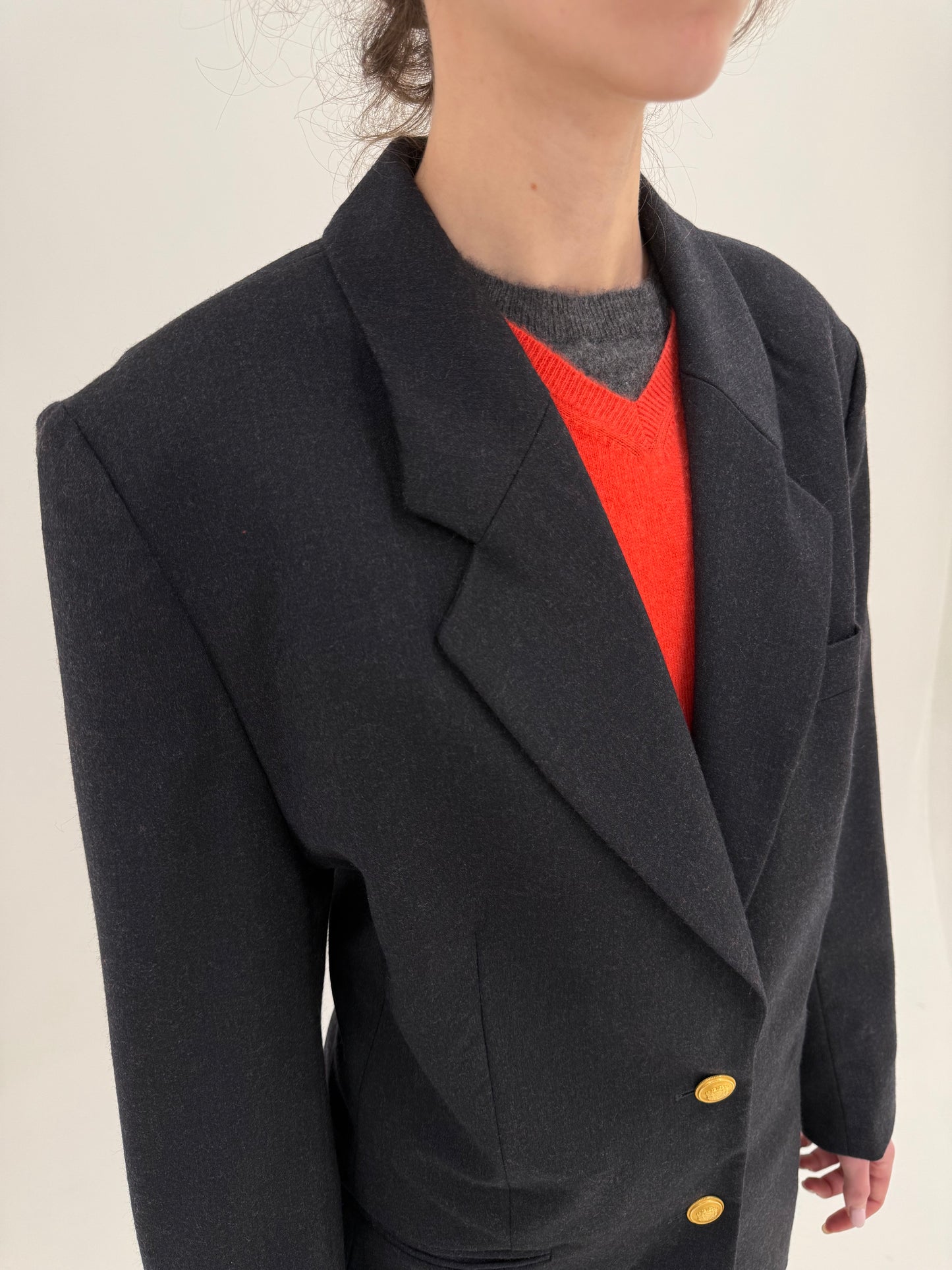 Sacou charcoal gray din lana structurată cu nasturi metalici aurii