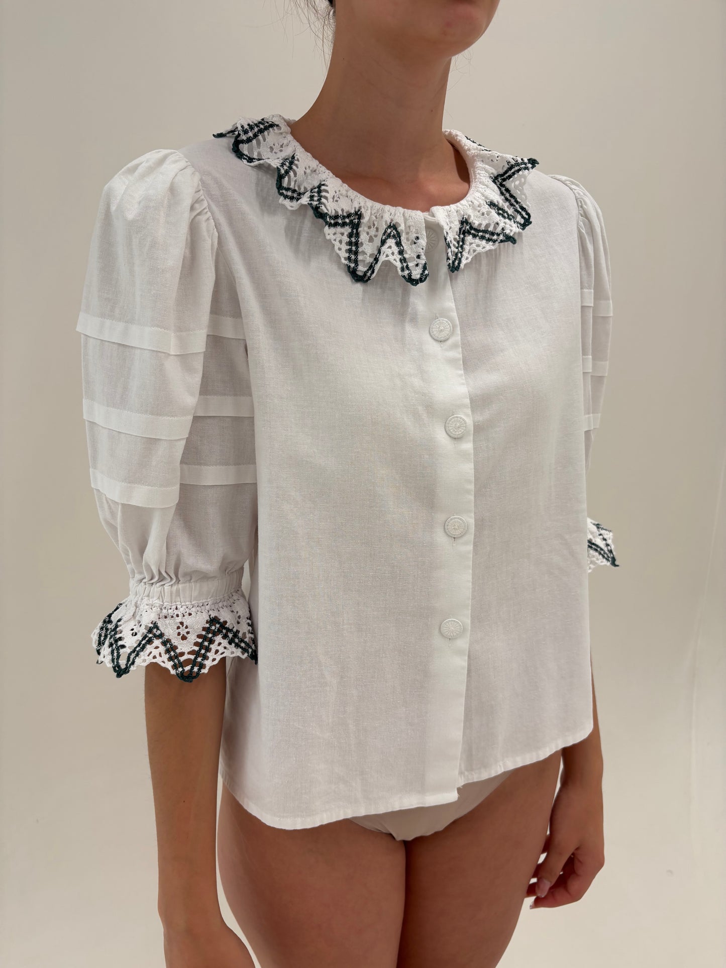 Cămașa vintage cu umeri bufanți din pânză de in și bumbac cu broderie dark green