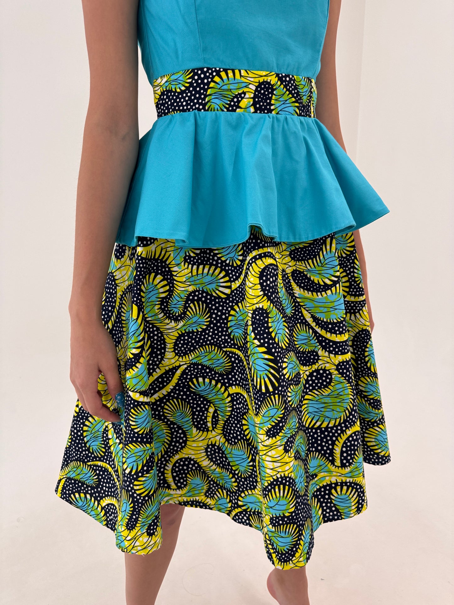 Rochie cu corsaj și peplum cambrata din canvas de bumbac printat manual