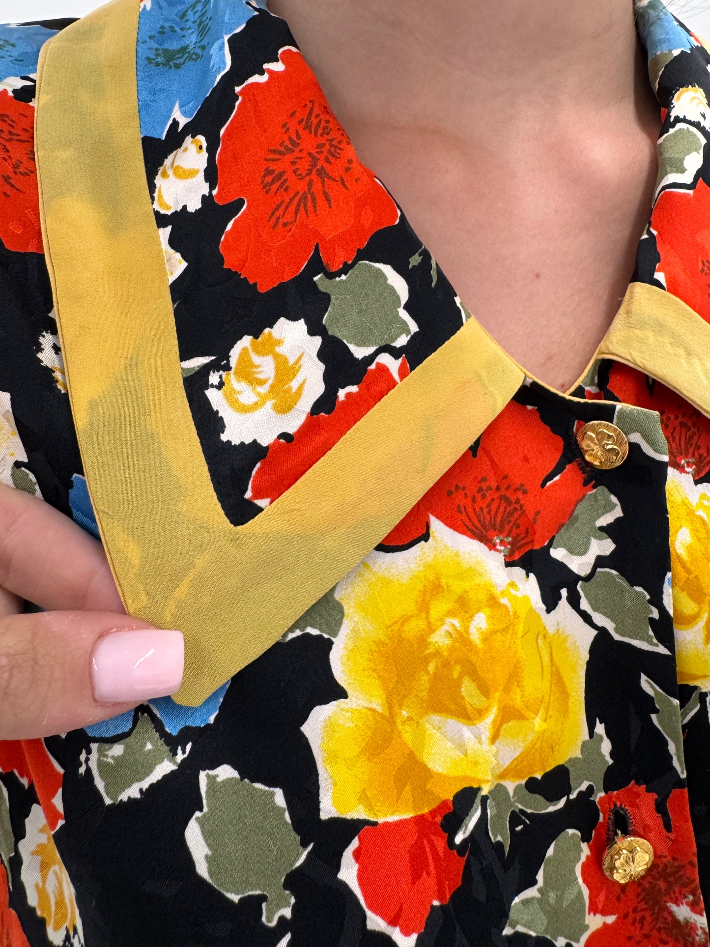 Cămașa vintage din mătase naturală neagră cu print floral superb și guler mare