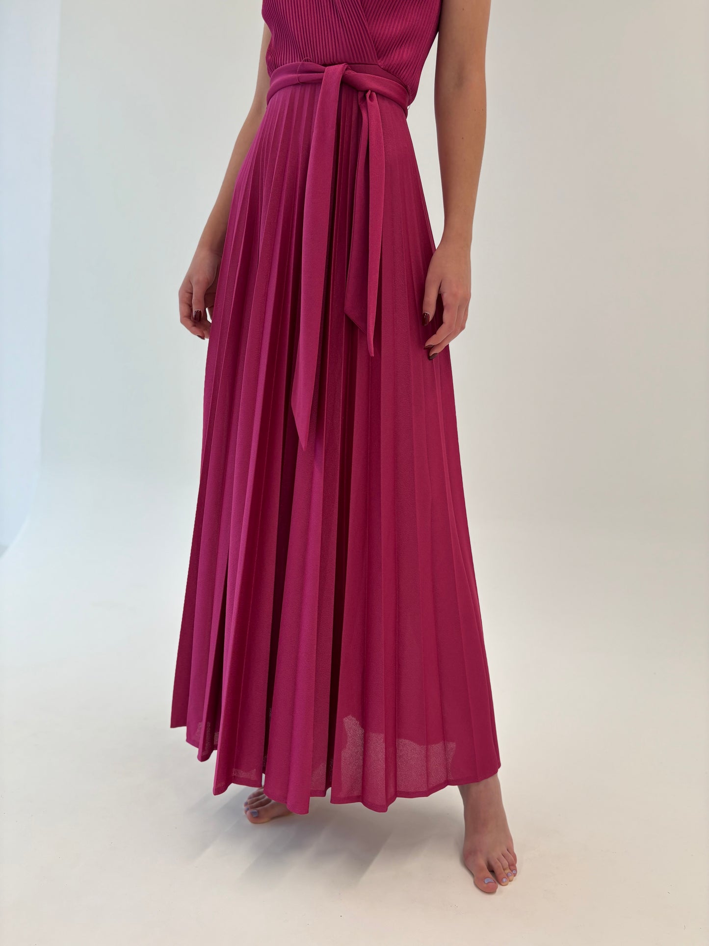 Rochie maxi fucsia tall cu fustă plisată și talie ultra înaltă marcată reglabilă