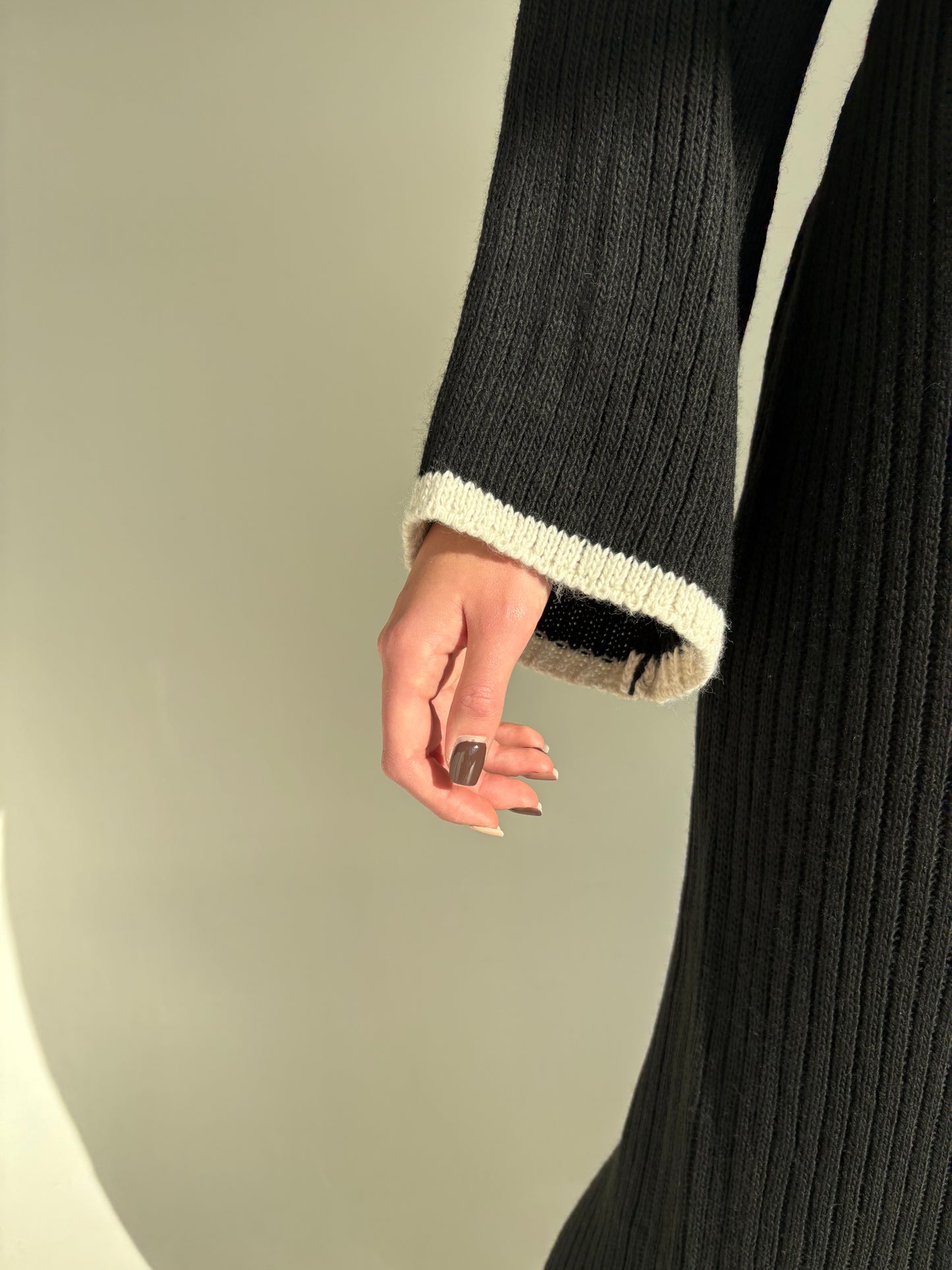 LBD maxi ribbed cu paspoal ivoire din mix de lana extrafina ribbed