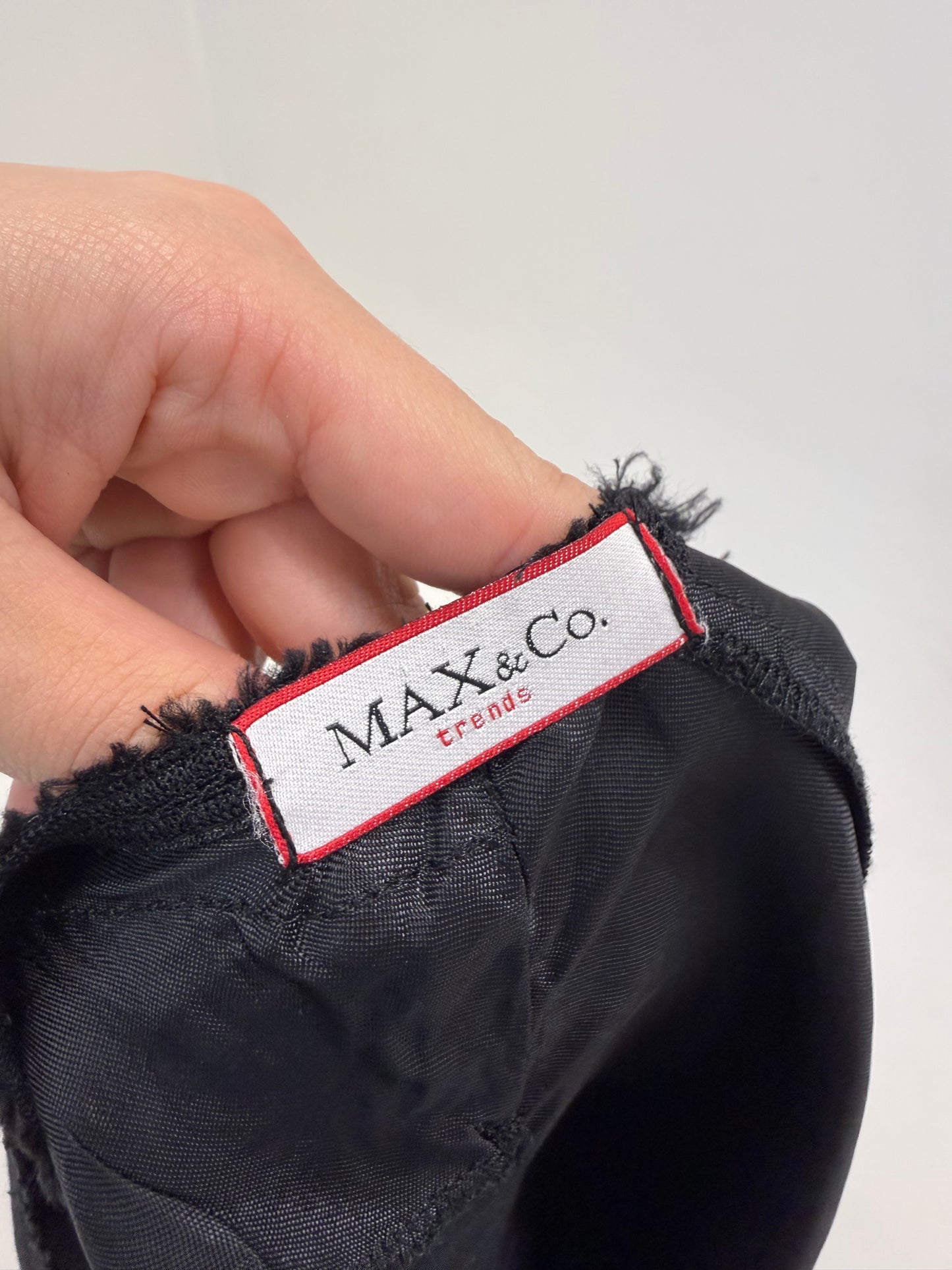 Fustă neagră satinata Max&Co by Max Mara in croi chic înclini asimetrici
