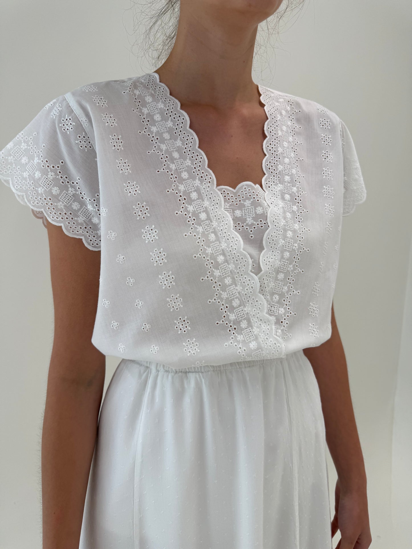 Top din panzica de bumbac integral brodat cu broderie anglaise în croi lejer
