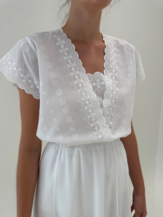 Top din panzica de bumbac integral brodat cu broderie anglaise în croi lejer