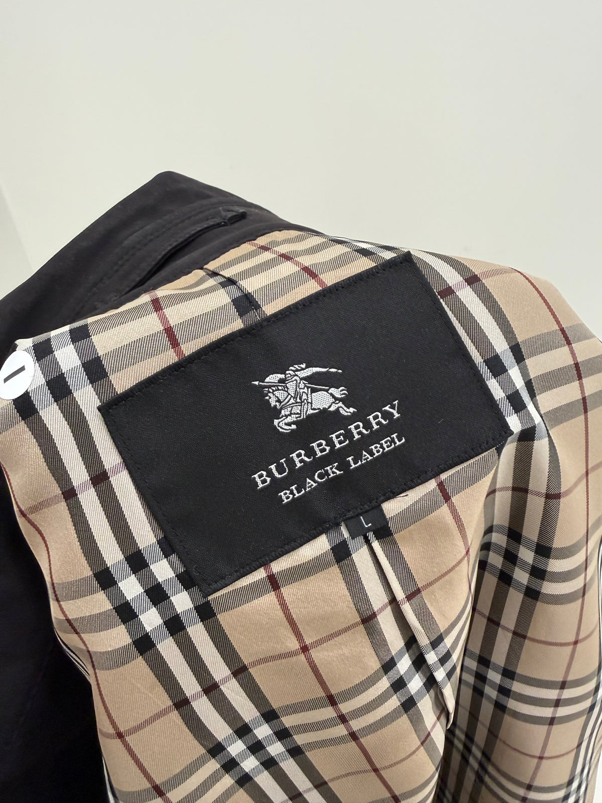 Trench Burberry negru din gabardină groasă texturată tall