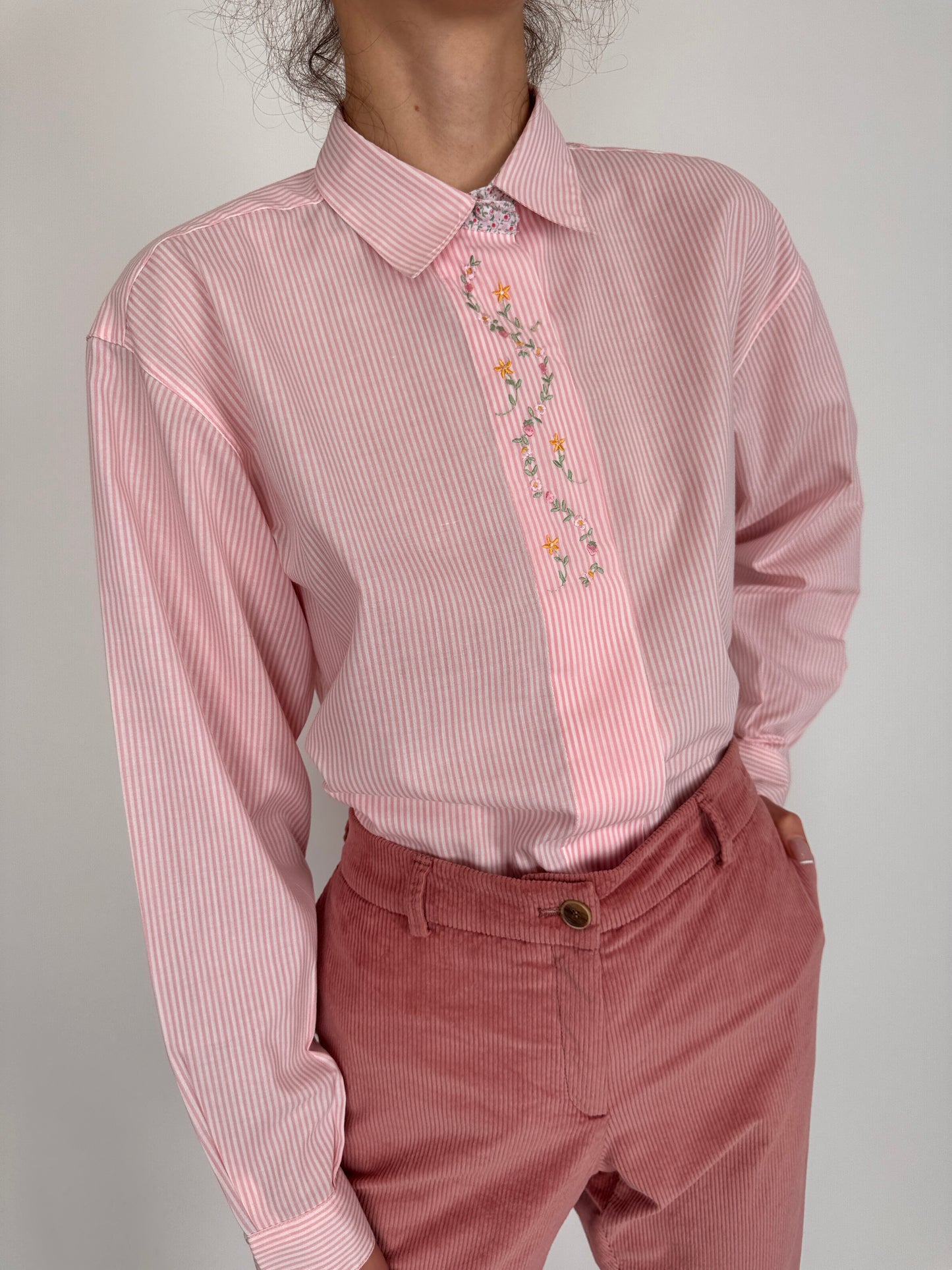 Cămașa vintage brodată cu dungi baby pink din poplin de bumbac