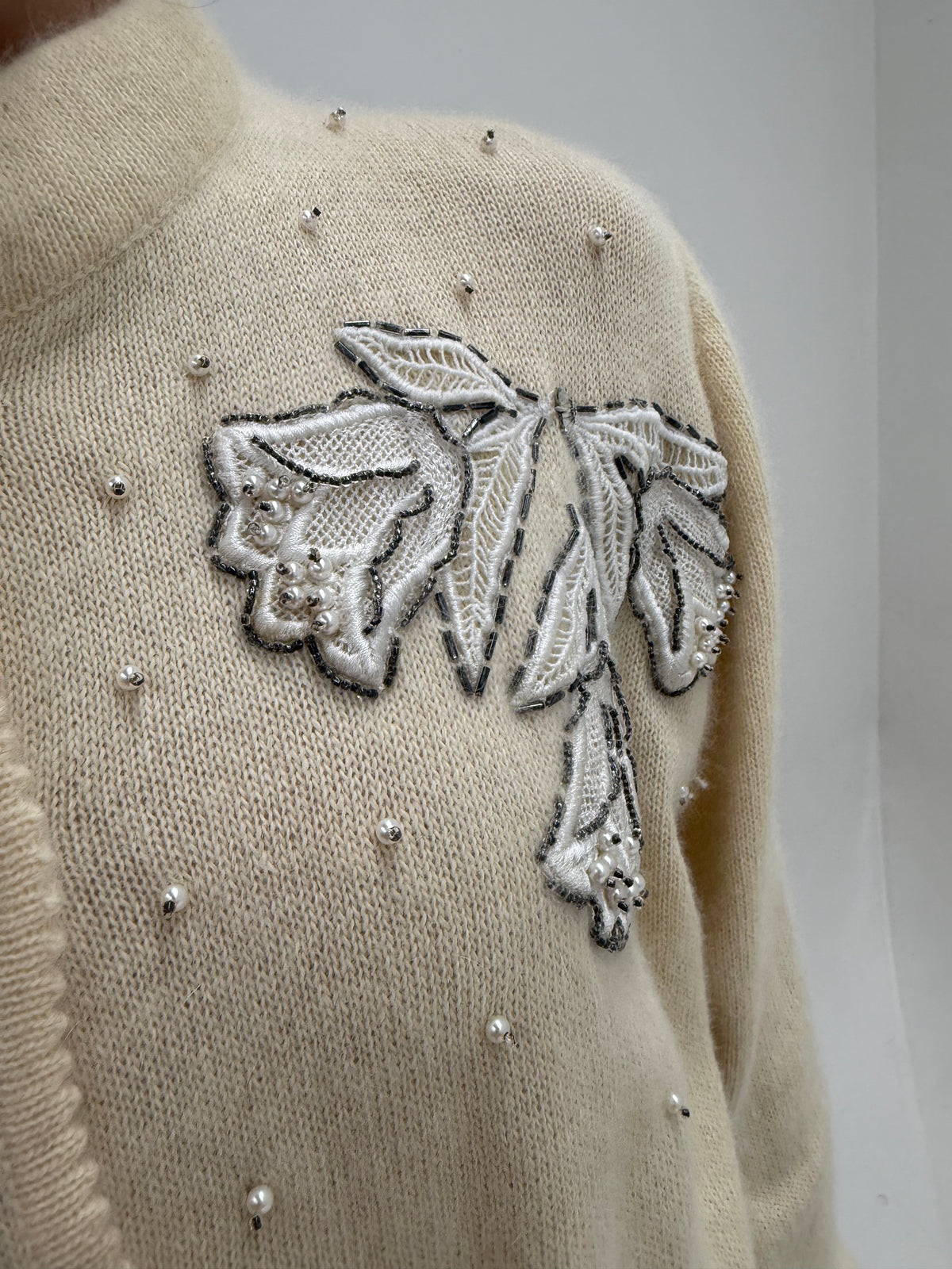 Cardigan bijuterie vintage italian cu aplicații manuale din lana extrafina și Angora