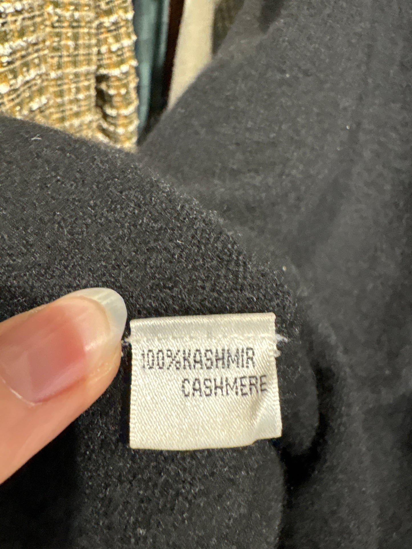 Pulover negru în anchior din cașmir ideal pentru primăvara