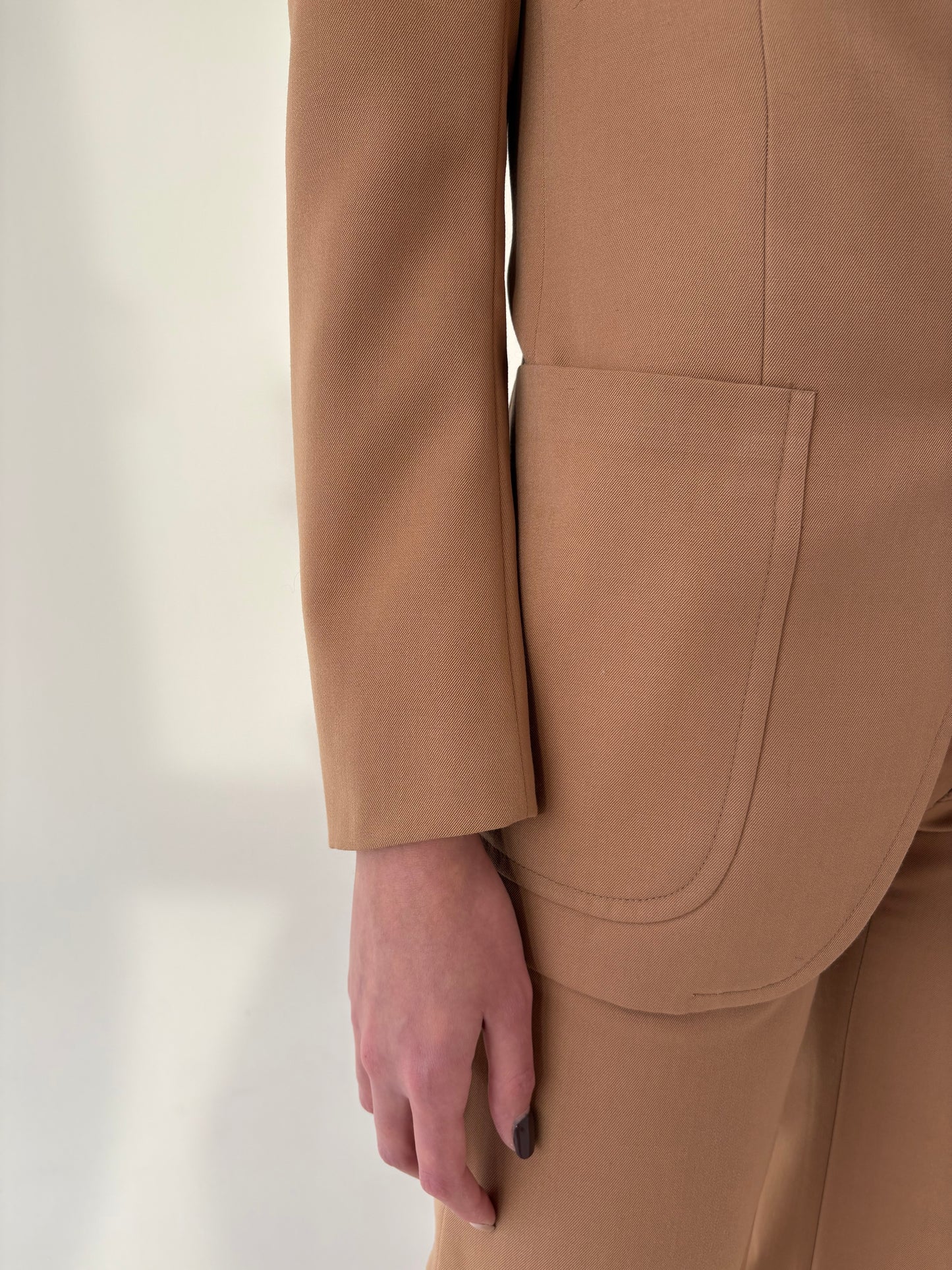 Costum camel din lana extrafina cu sacou în stil Prada si pantaloni evazați