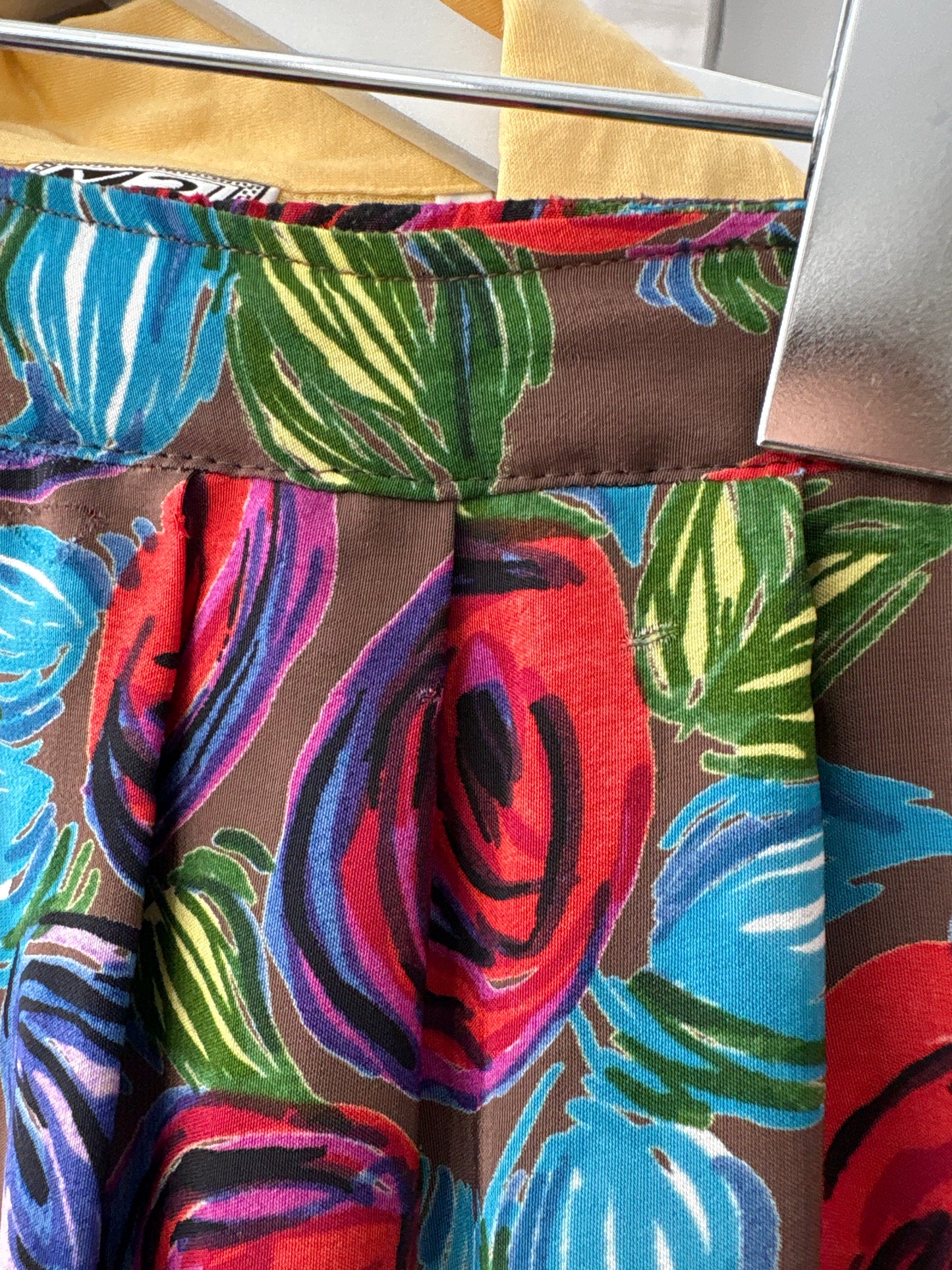 Fustă maxi chocolate brown cu print floral stilizat și talie ultra marcată