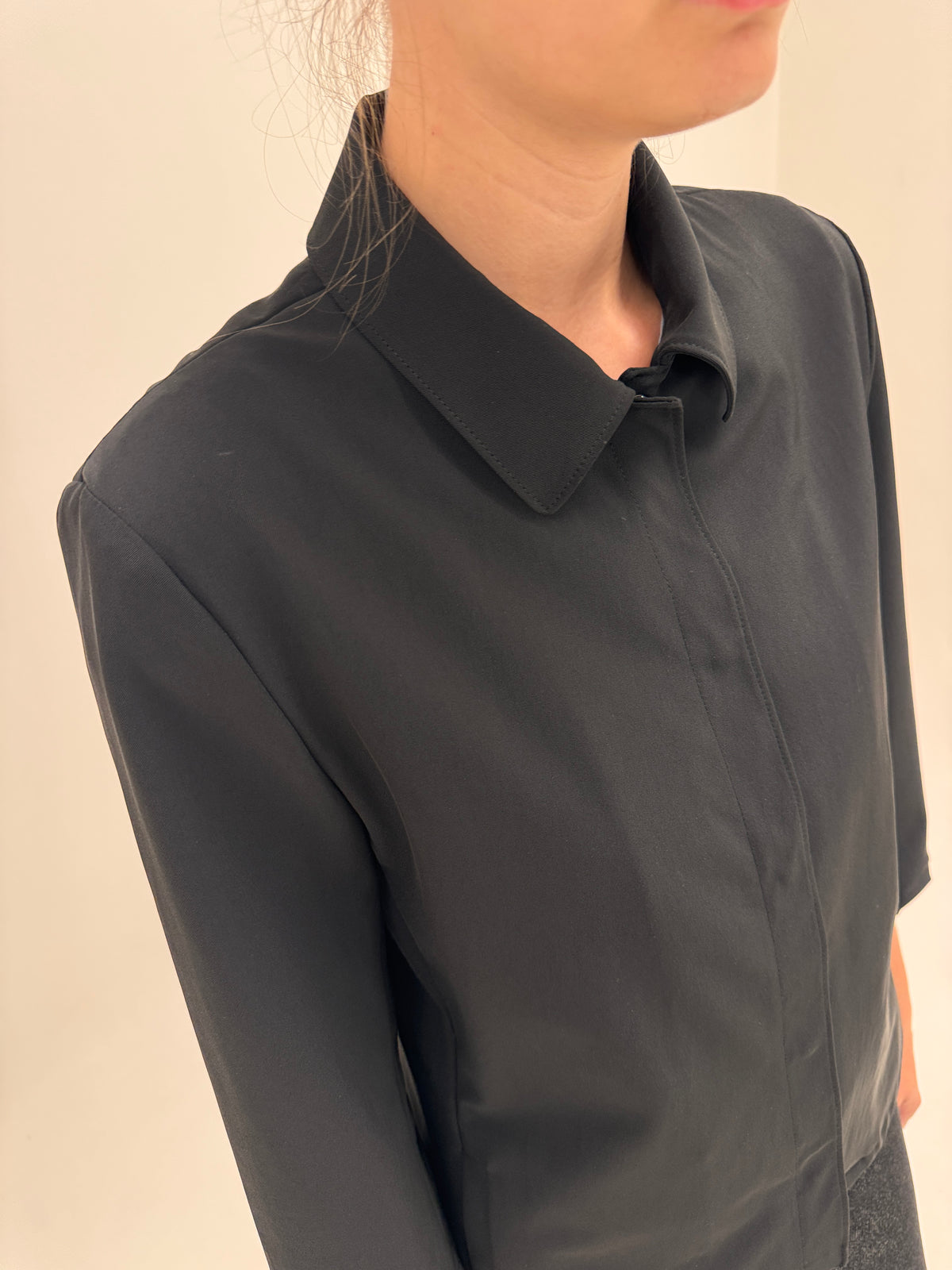 Jacheta Max Mara neagră minimalistă în croi cu guleraș super revenit în trend