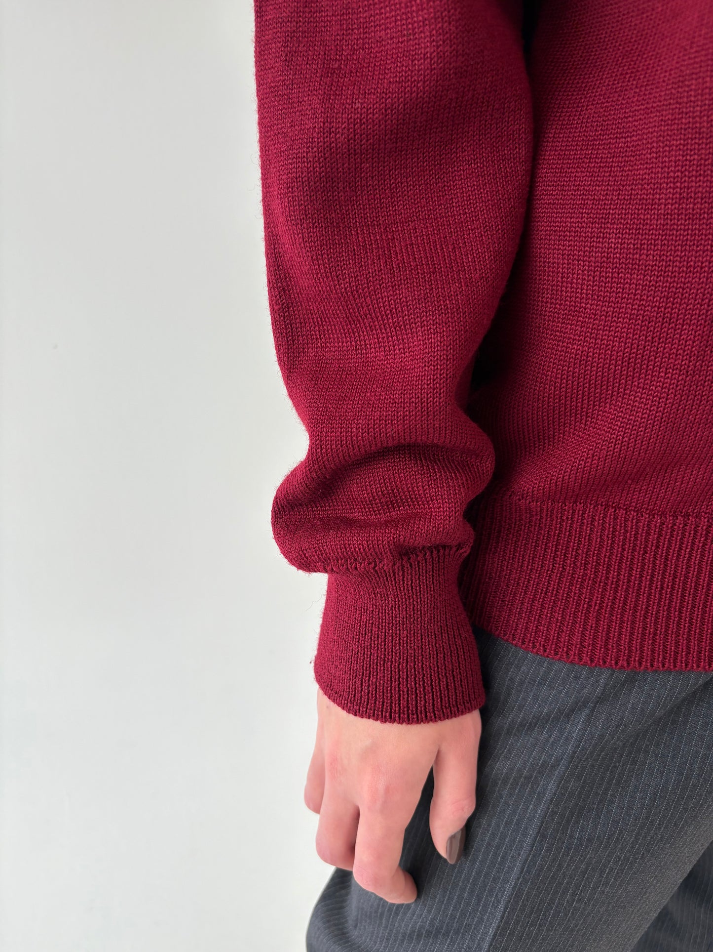 Pulover burgundy în anchior și croi lejer din lana extrafina de gramaj mare