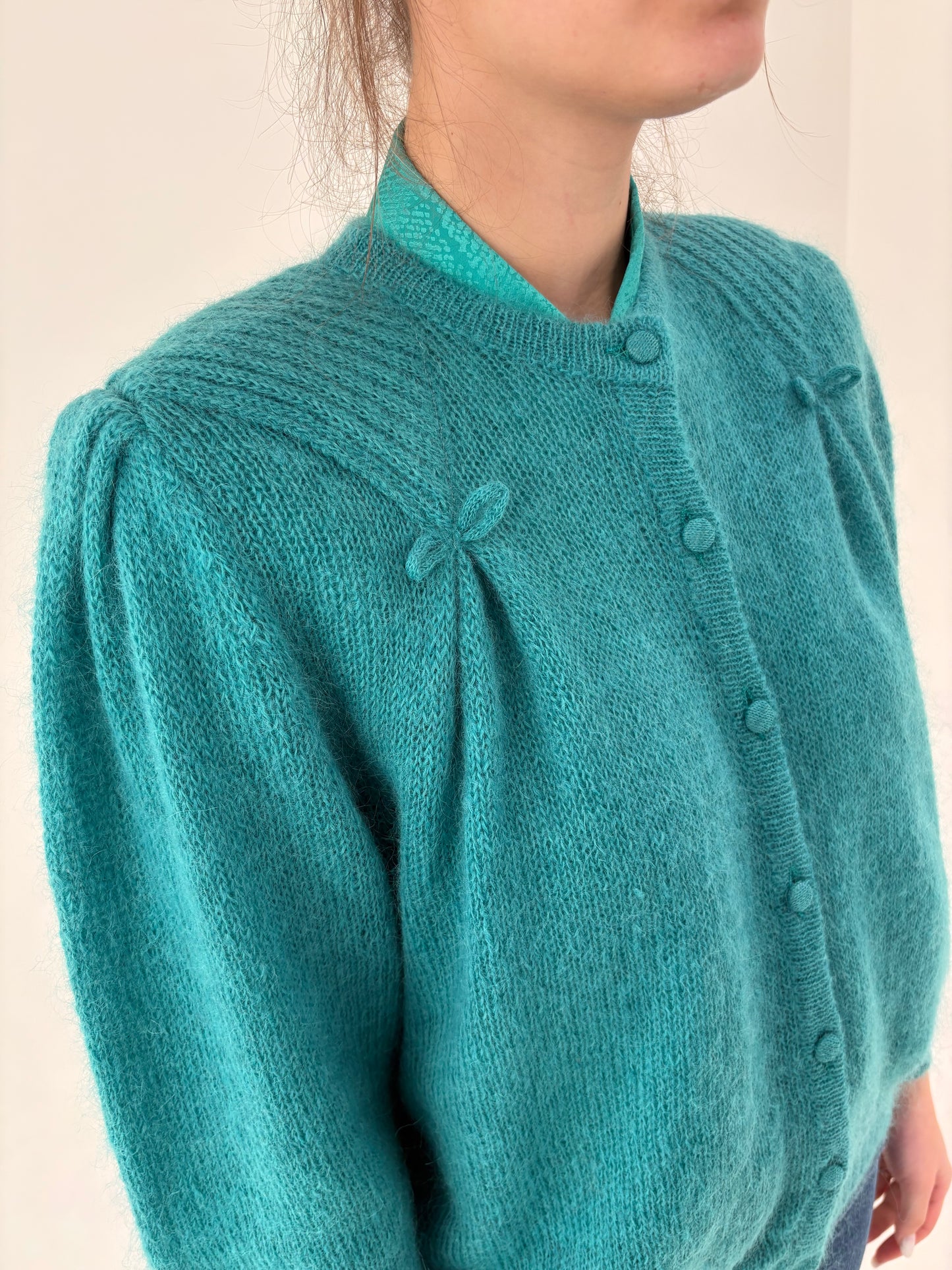 Cardigan vintage din baby mohair în croi uktra feminin cu fundițe