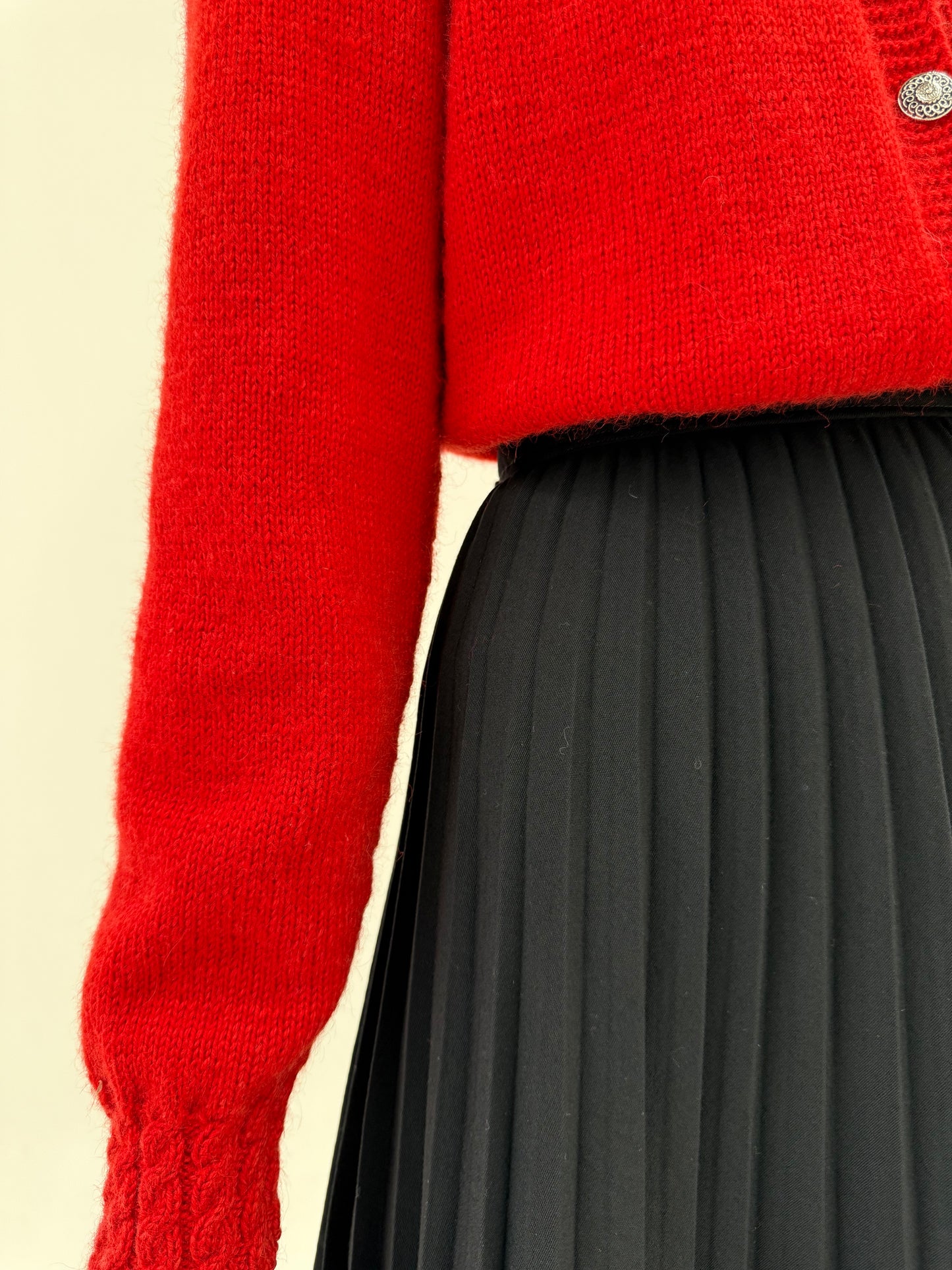 Fustă neagră plisată midi cu taie ultra înaltă de la zi la seară