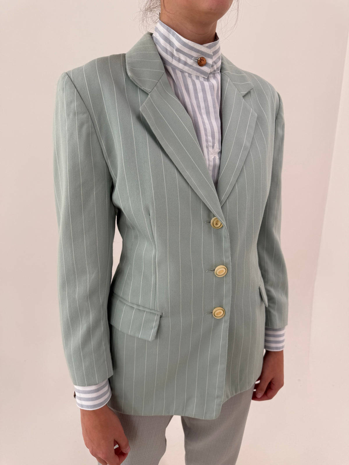 Sacou cambrat în croi mai lung cu dungi fine verticale din lana extrafina mint green