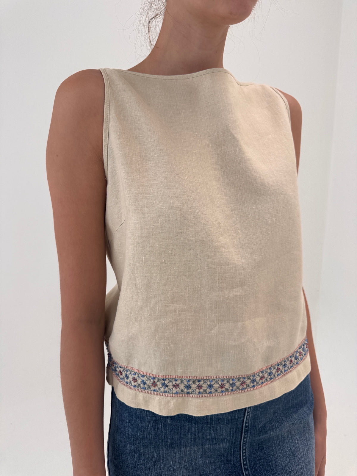 Top nude din in premium cu broderie, aplicații manuale și decolteu bărcuță