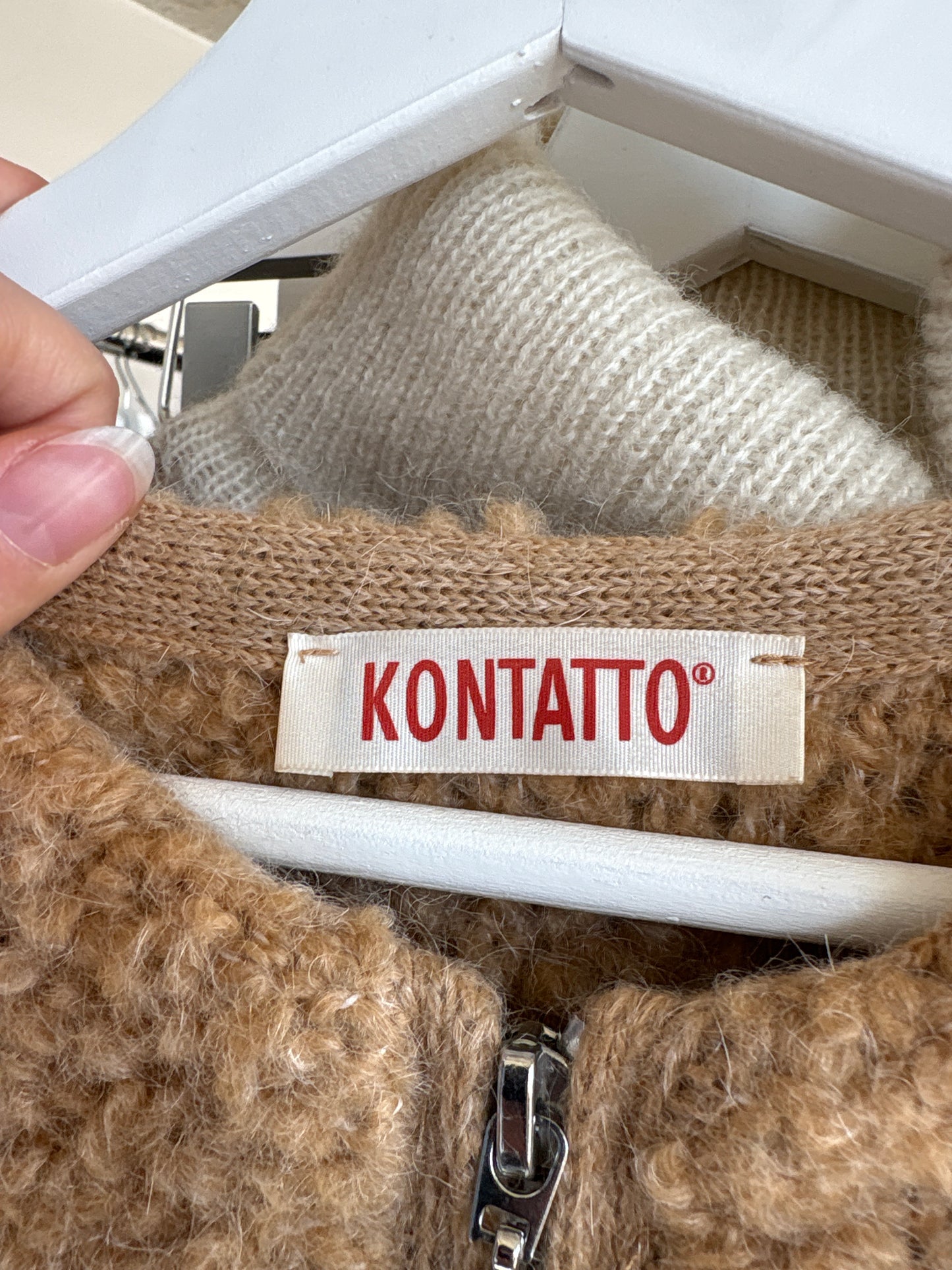 Mantou camel super confort în croi minimalist din boucle gros de lana