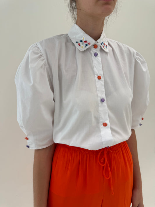 Camasa din bumbac cu umeri bufanți, broderie și nasturi colorați
