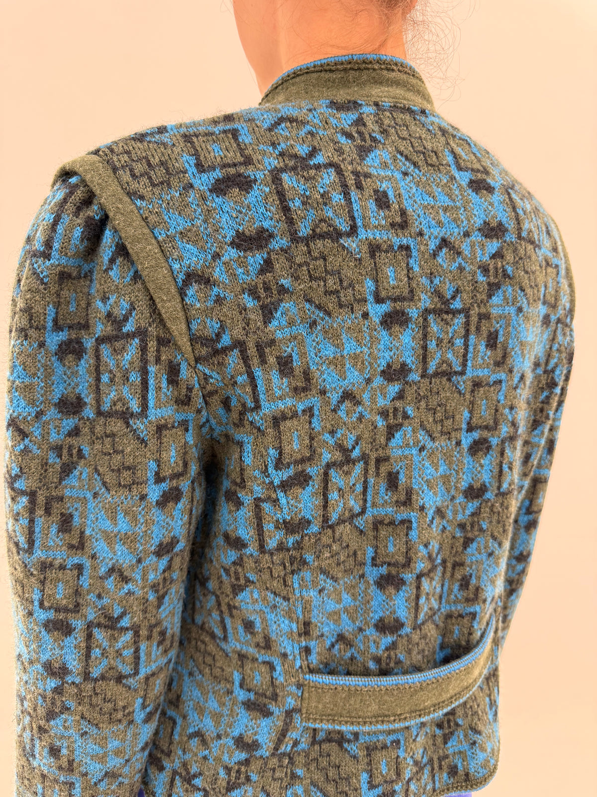 Jacheta vintage din tricot dens gros de lana în croi cambrat și culori superbe