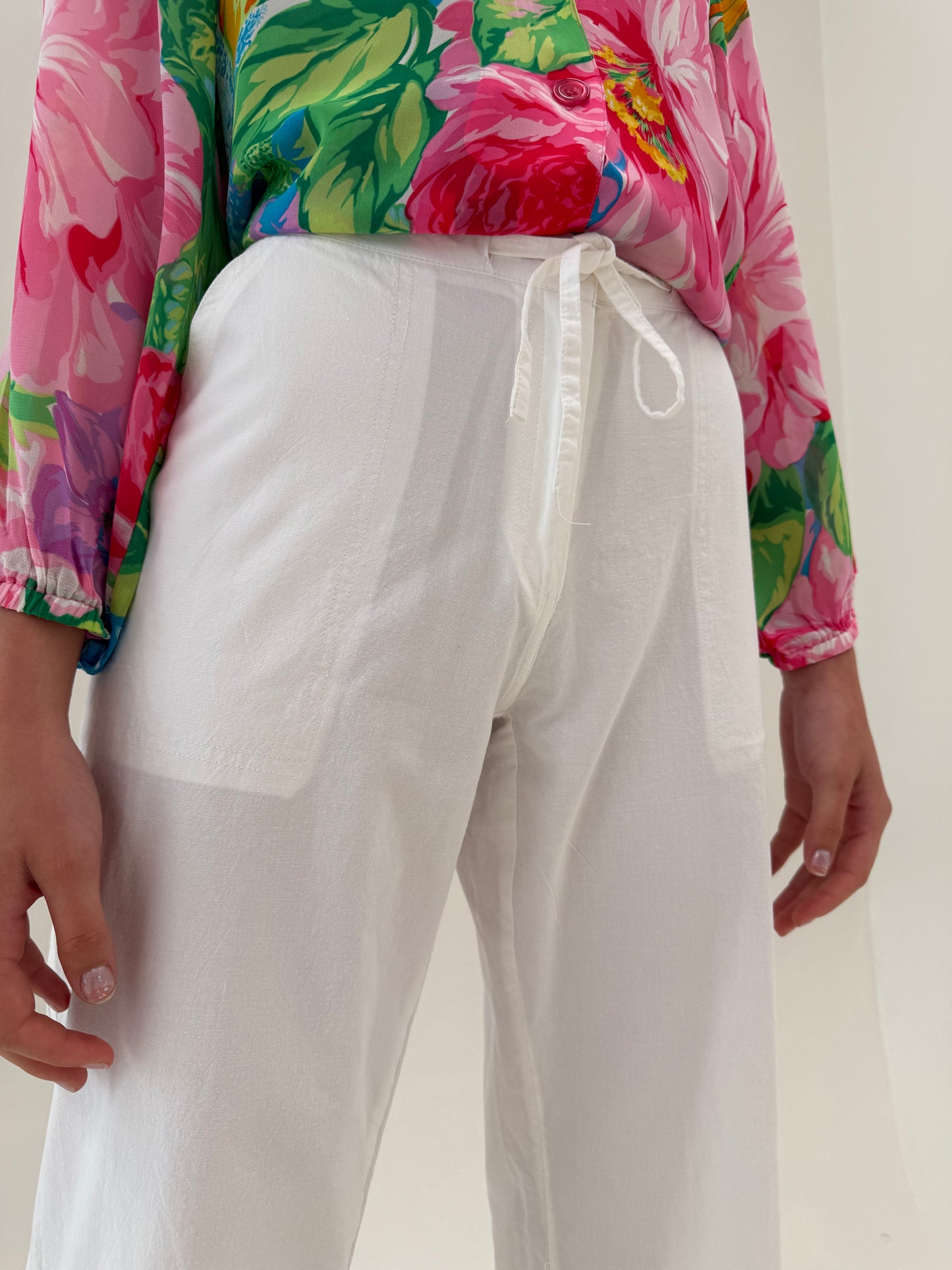 Pantaloni din pânză premium de bumbac în croi drept cu talie ușor reglabilă