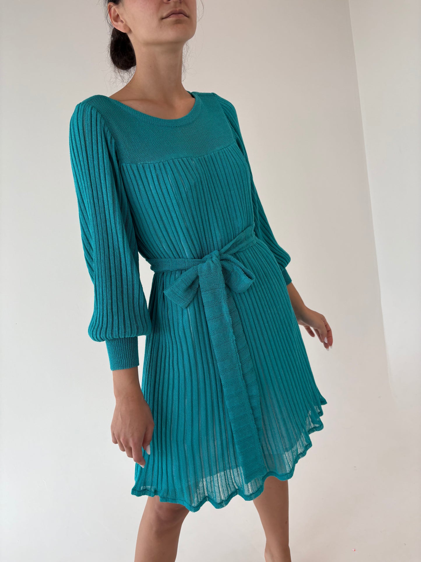 Rochie vintage turcoaz din jerse plisat cu talie marcată reglabile și manșete înalte