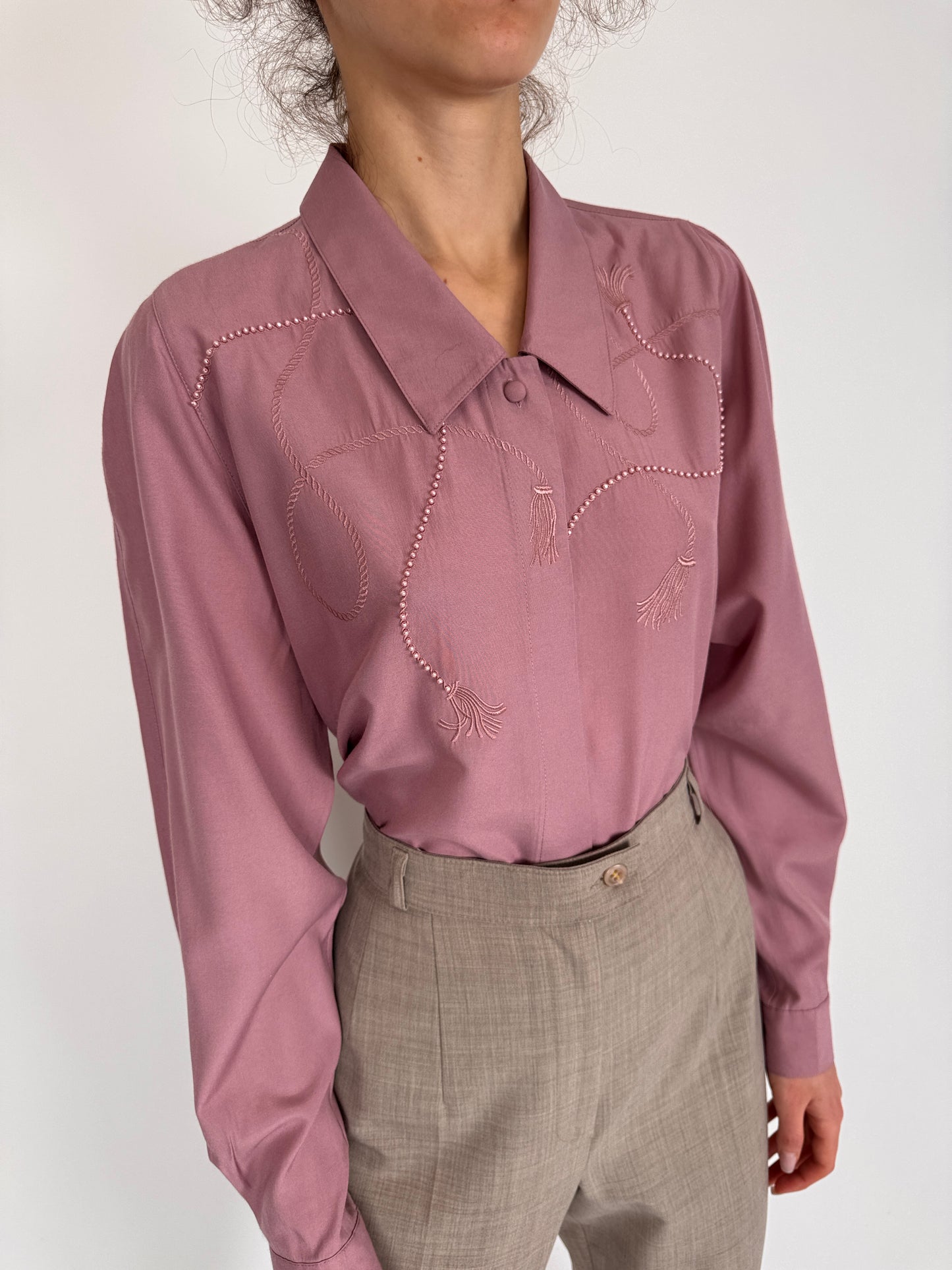 Cămașa vintage dusty pink cu aplicații și broderie