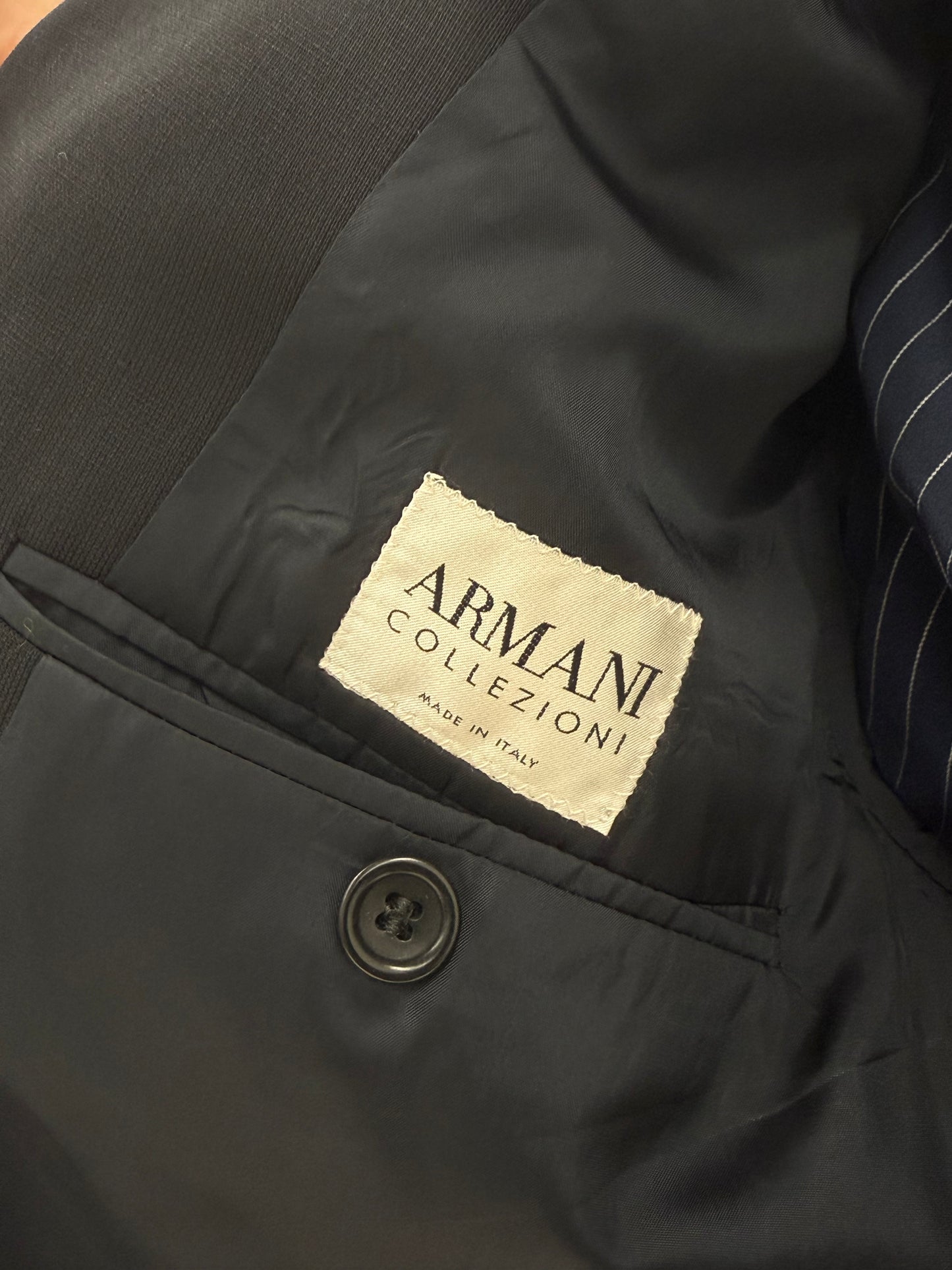 Costum Armani în croi super actual cu sacou scurt din lana extrafina