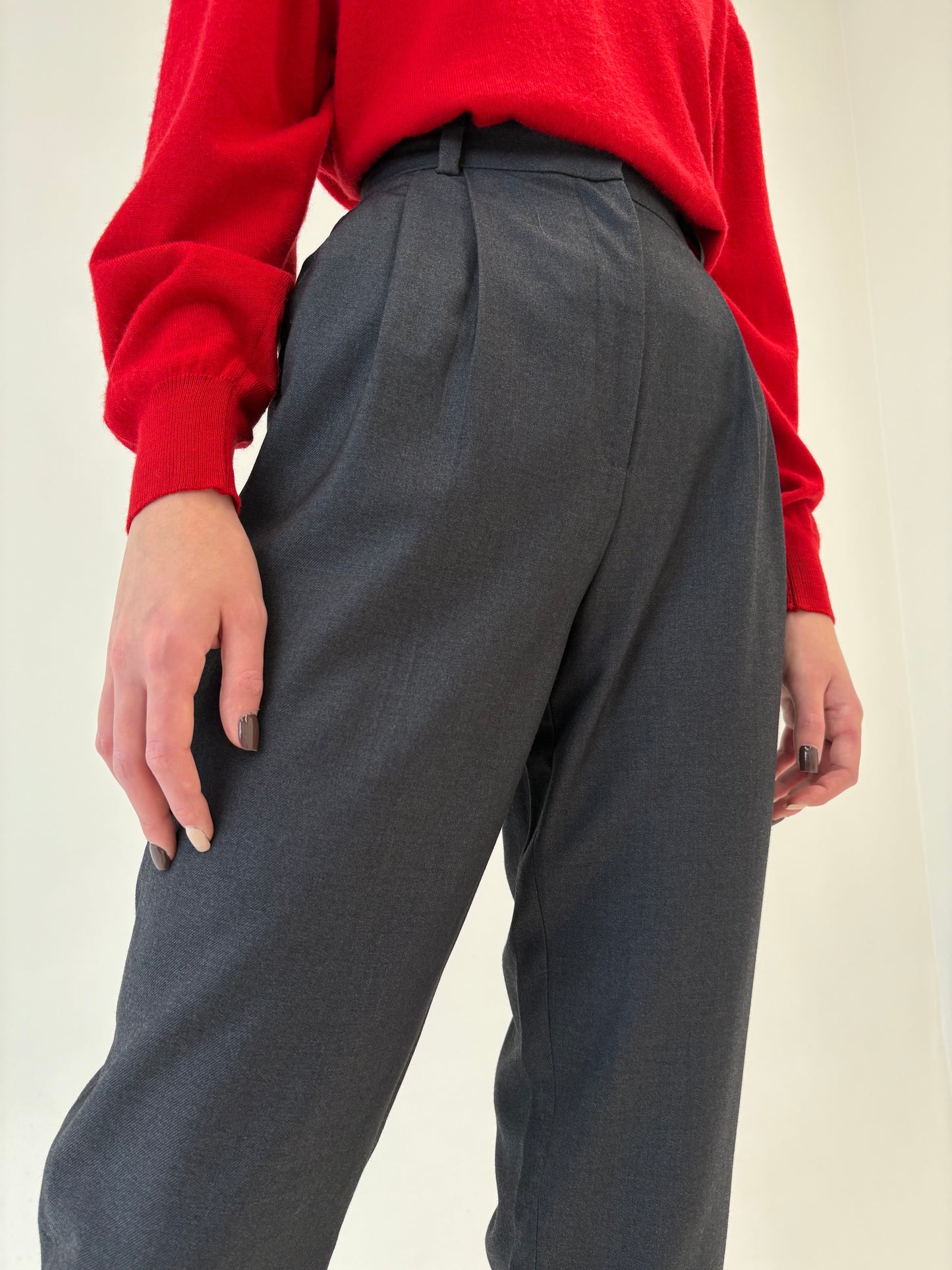 Pantaloni mom fit din stofita cu pense și talie ultra înaltă marcată